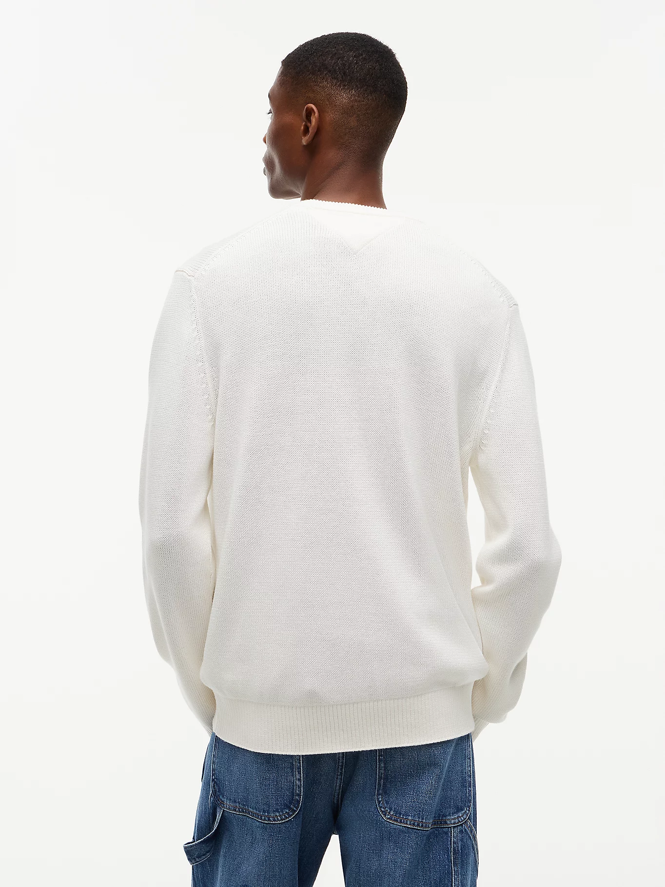 detail Tommy Jeans pánský bílý svetr