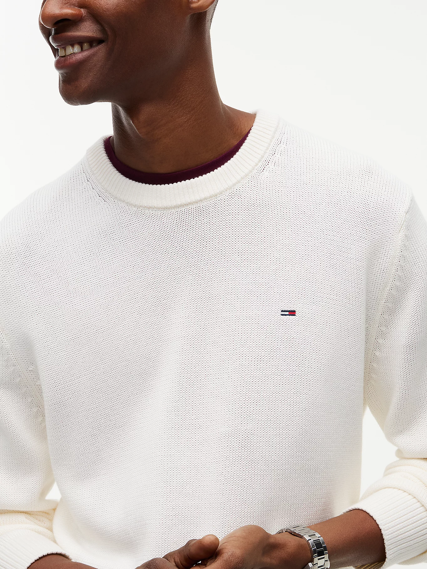 detail Tommy Jeans pánský bílý svetr