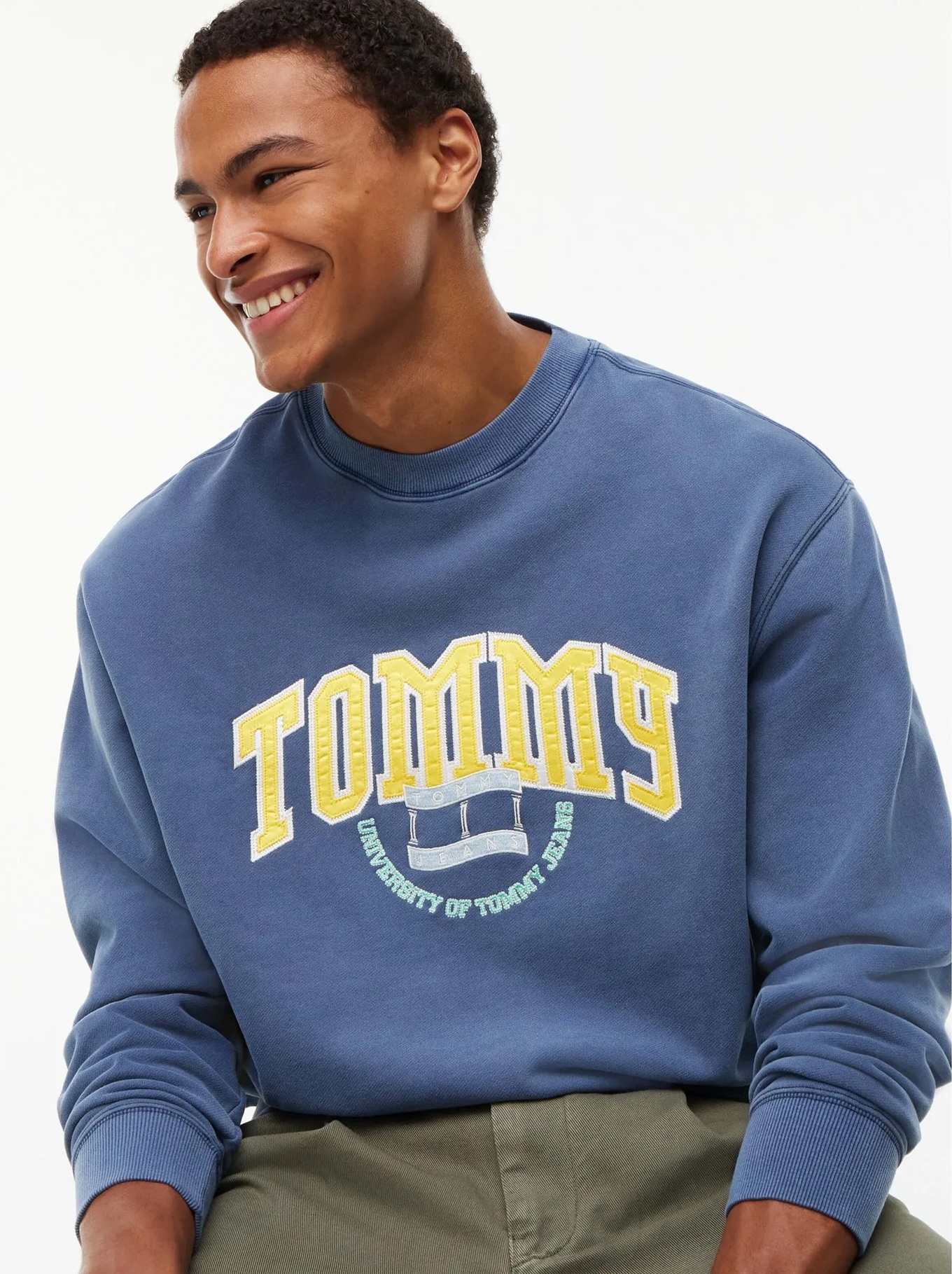 detail Tommy Jeans pánská modrá mikina