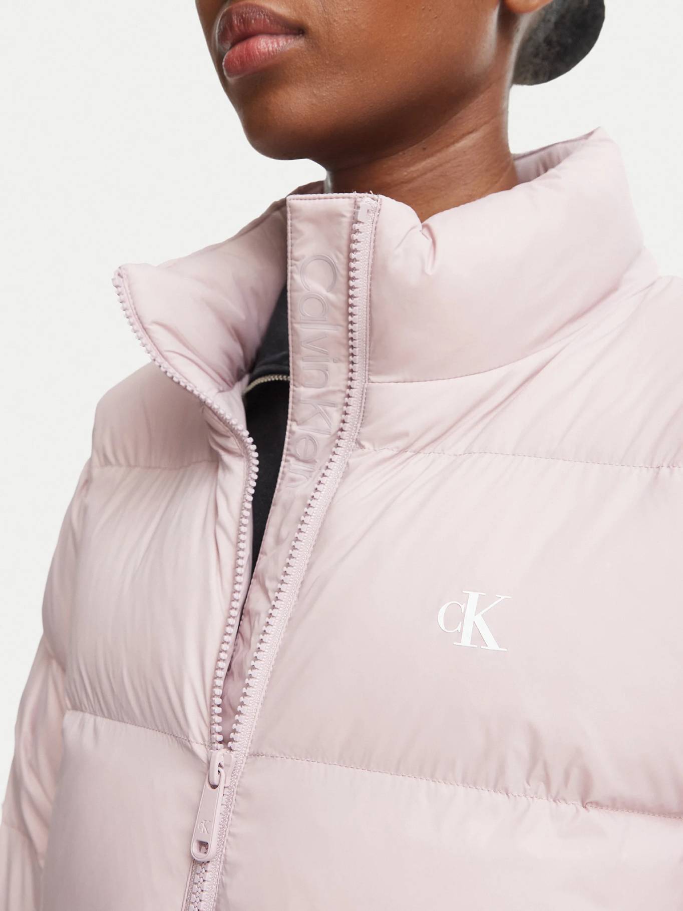 detail Calvin Klein dámská růžová bunda