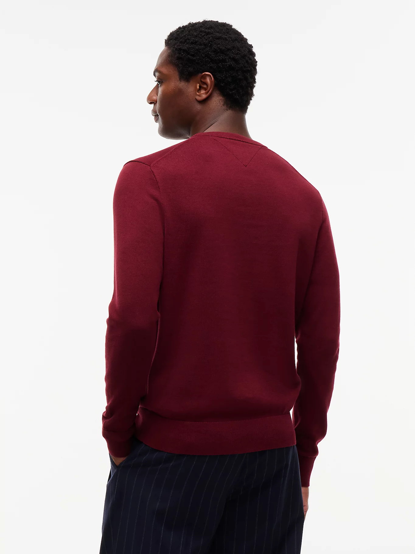detail Tommy Hilfiger pánský vínový svetr
