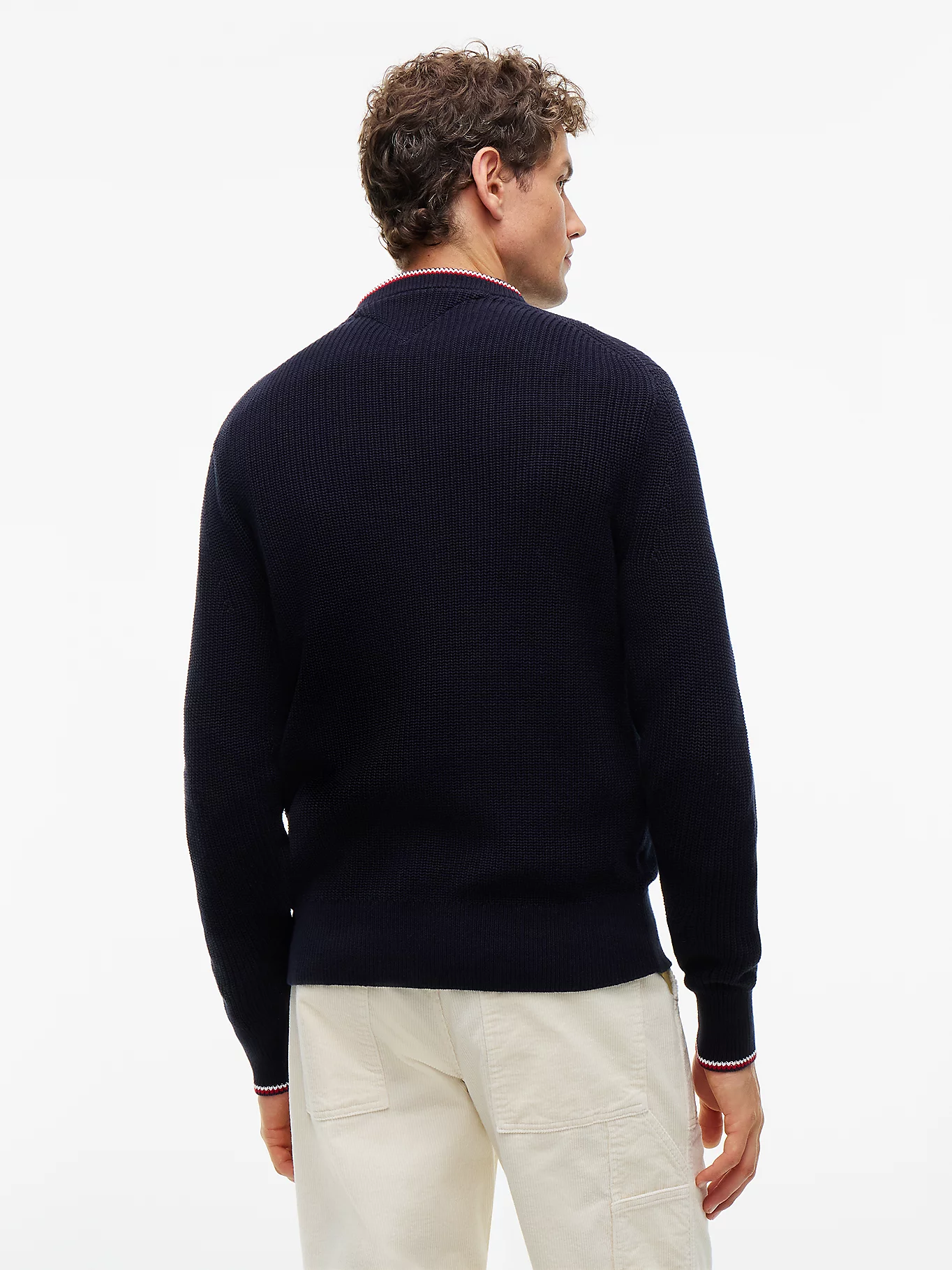 detail Tommy Hilfiger pánský tmavě modrý svetr