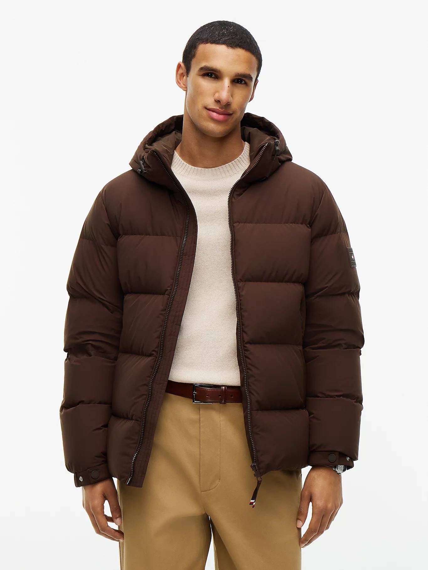 detail Tommy Hilfiger pánská tmavě hnědá péřová bunda