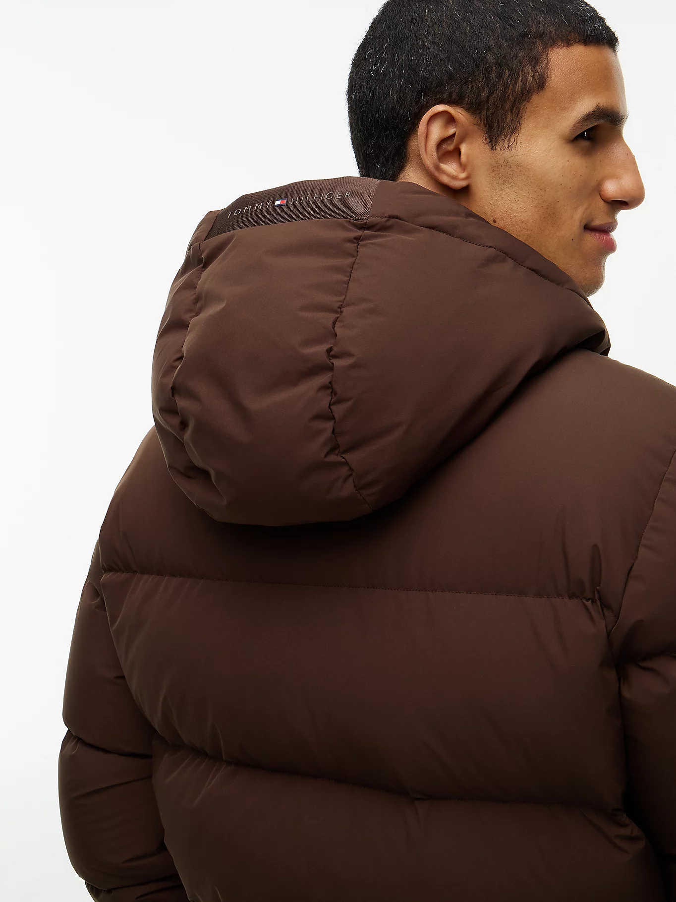 detail Tommy Hilfiger pánská tmavě hnědá péřová bunda