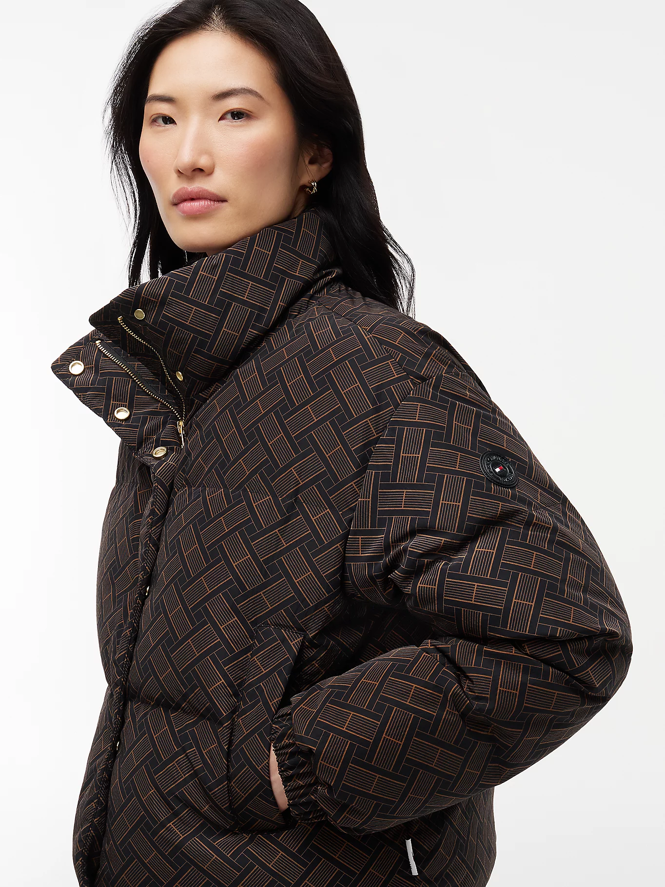 detail Tommy Hilfiger dámská vzorovaná péřová bunda