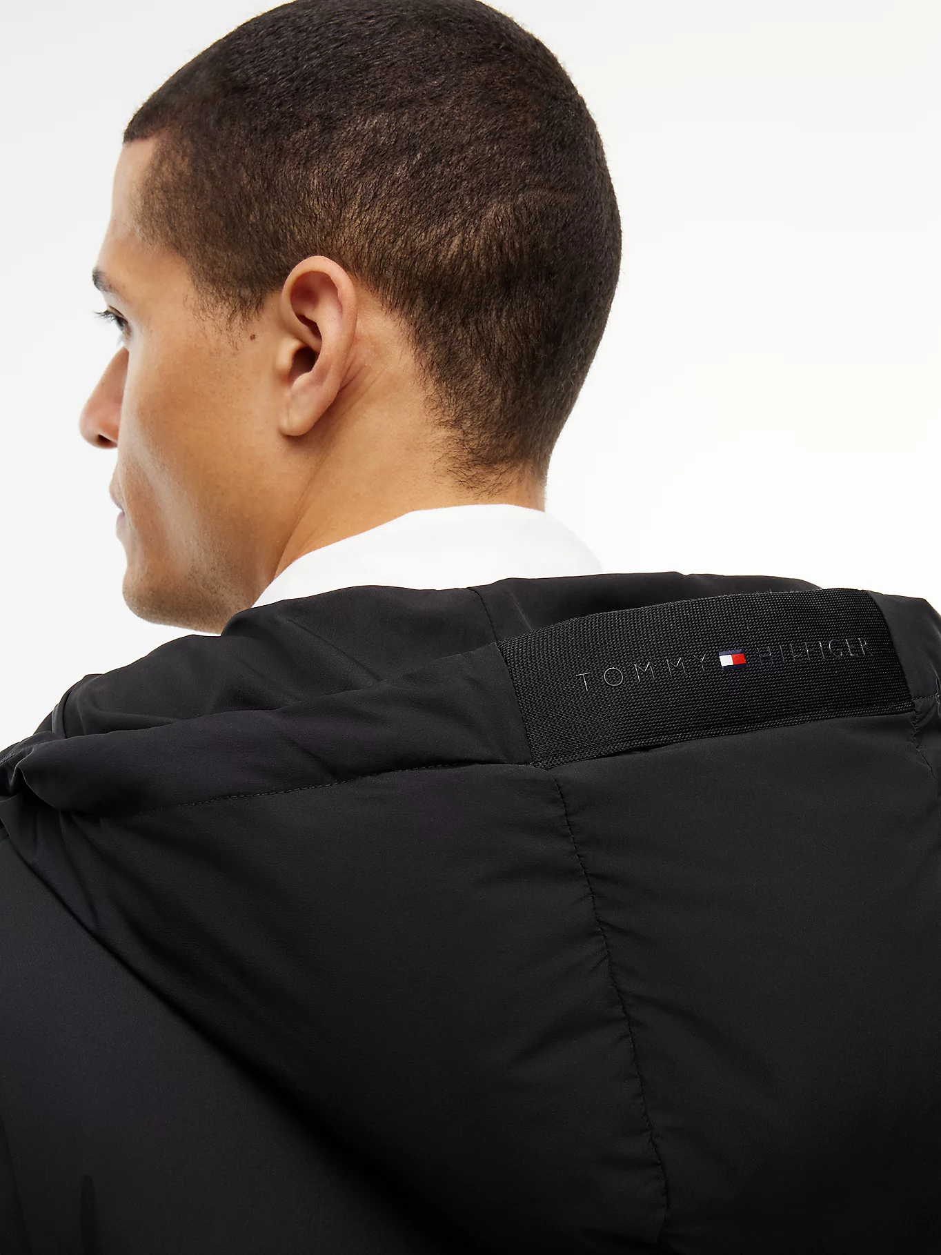 detail Tommy Hilfiger pánská černá péřová bunda