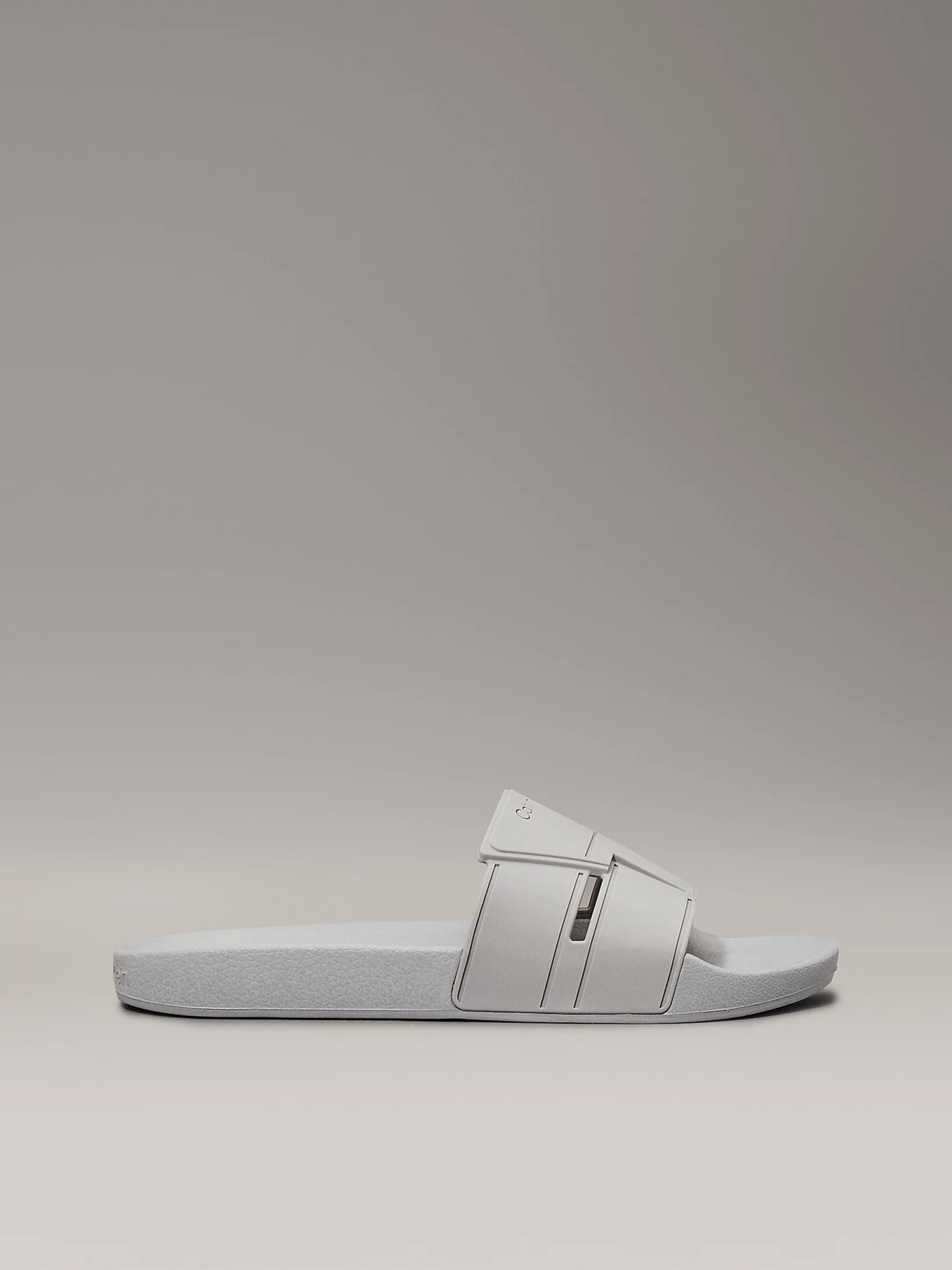 detail Calvin Klein pánské šedé pantofle