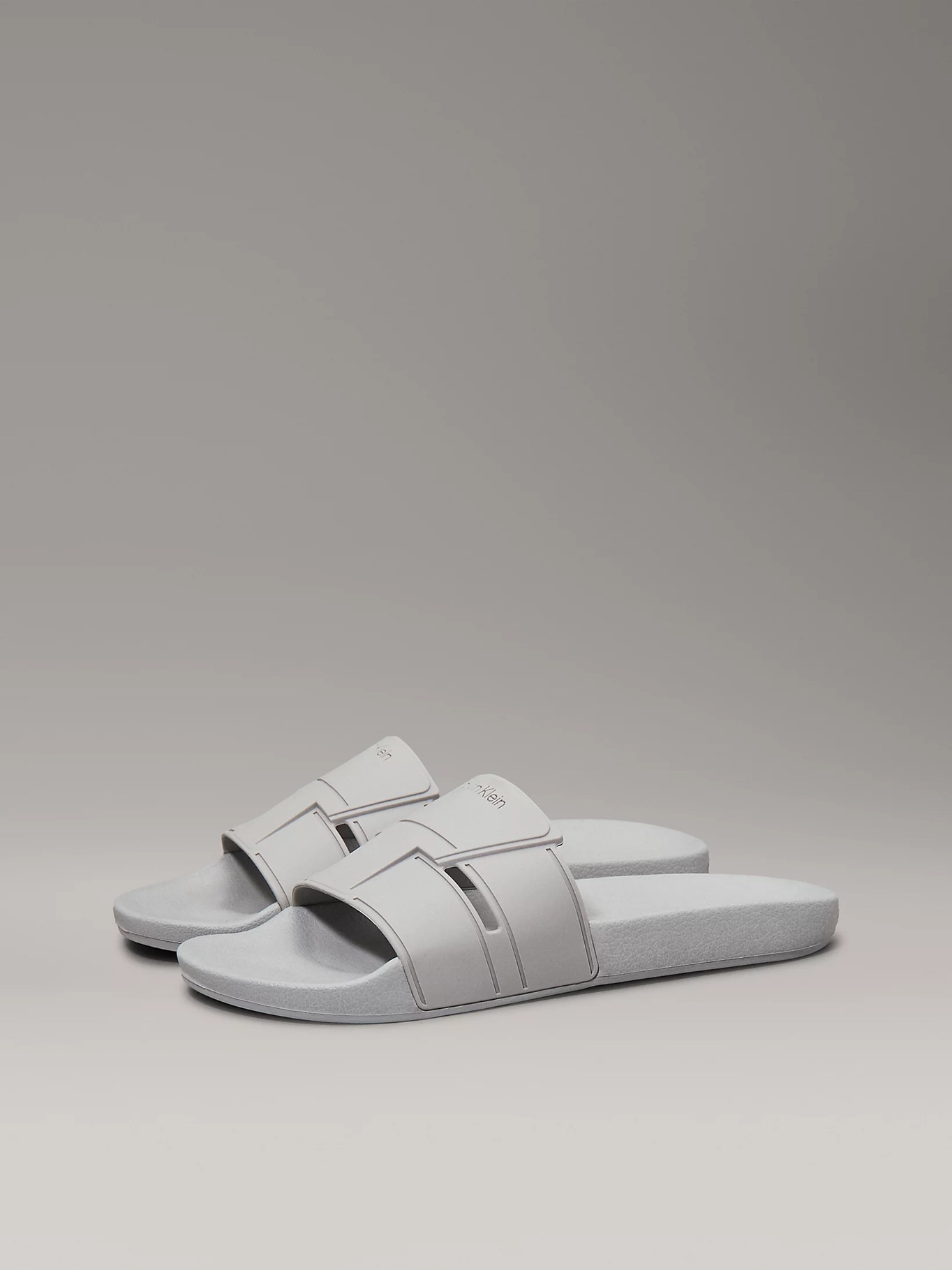 detail Calvin Klein pánské šedé pantofle