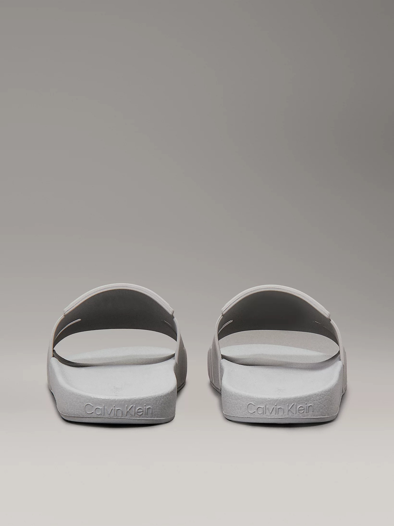 detail Calvin Klein pánské šedé pantofle