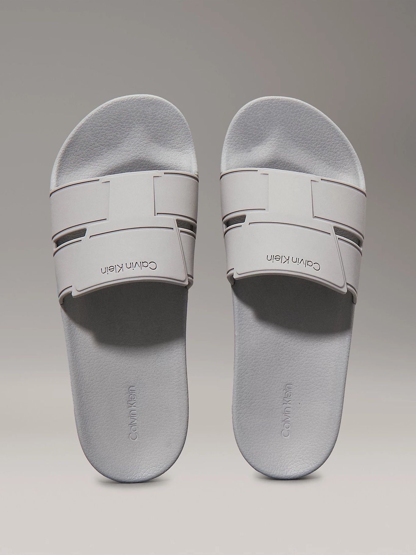 detail Calvin Klein pánské šedé pantofle