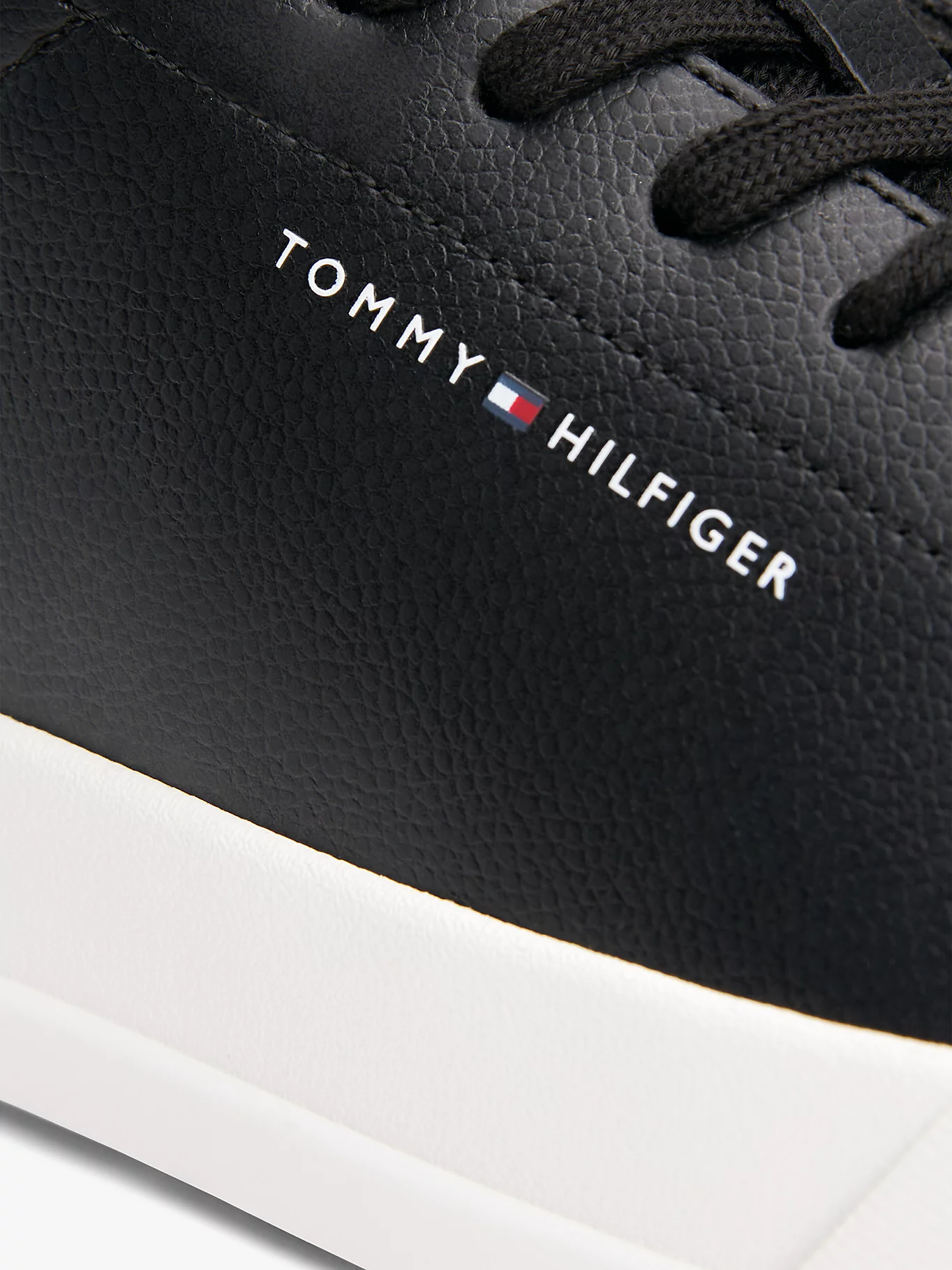 detail Tommy Hilfiger pánské černé tenisky