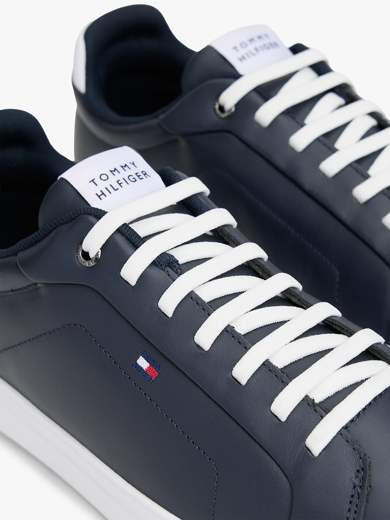 detail Tommy Hilfiger pánské tmavě modré tenisky