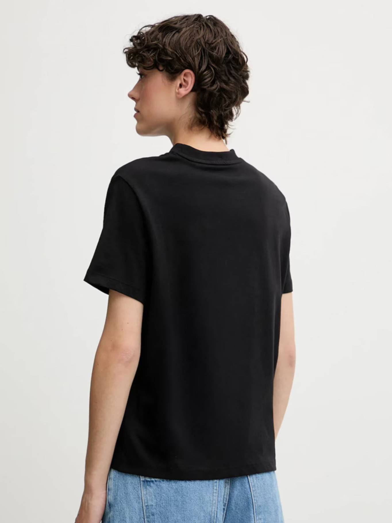 detail Calvin Klein dámské černé tričko