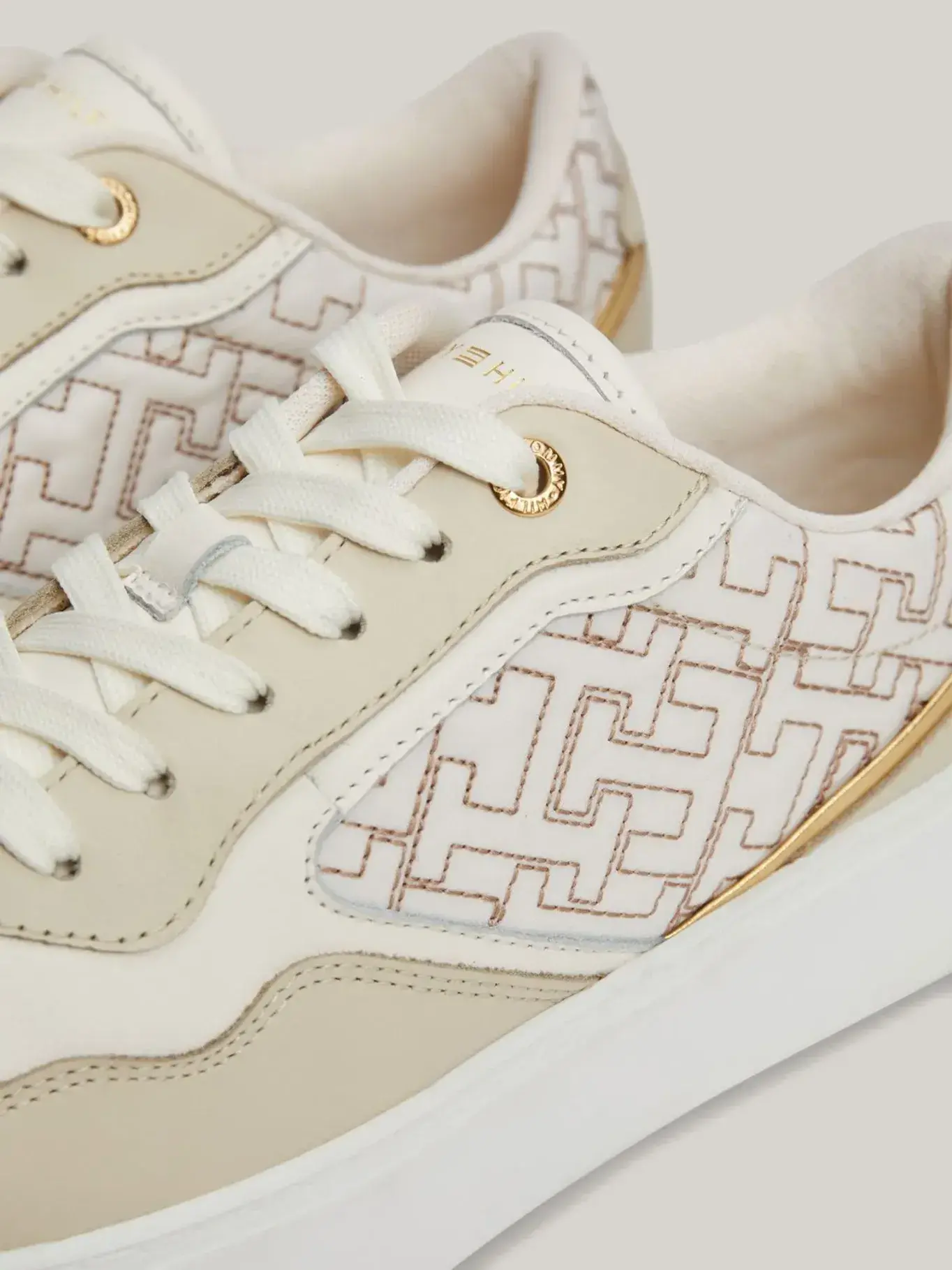 detail Tommy Hilfiger dámské béžové kožené tenisky