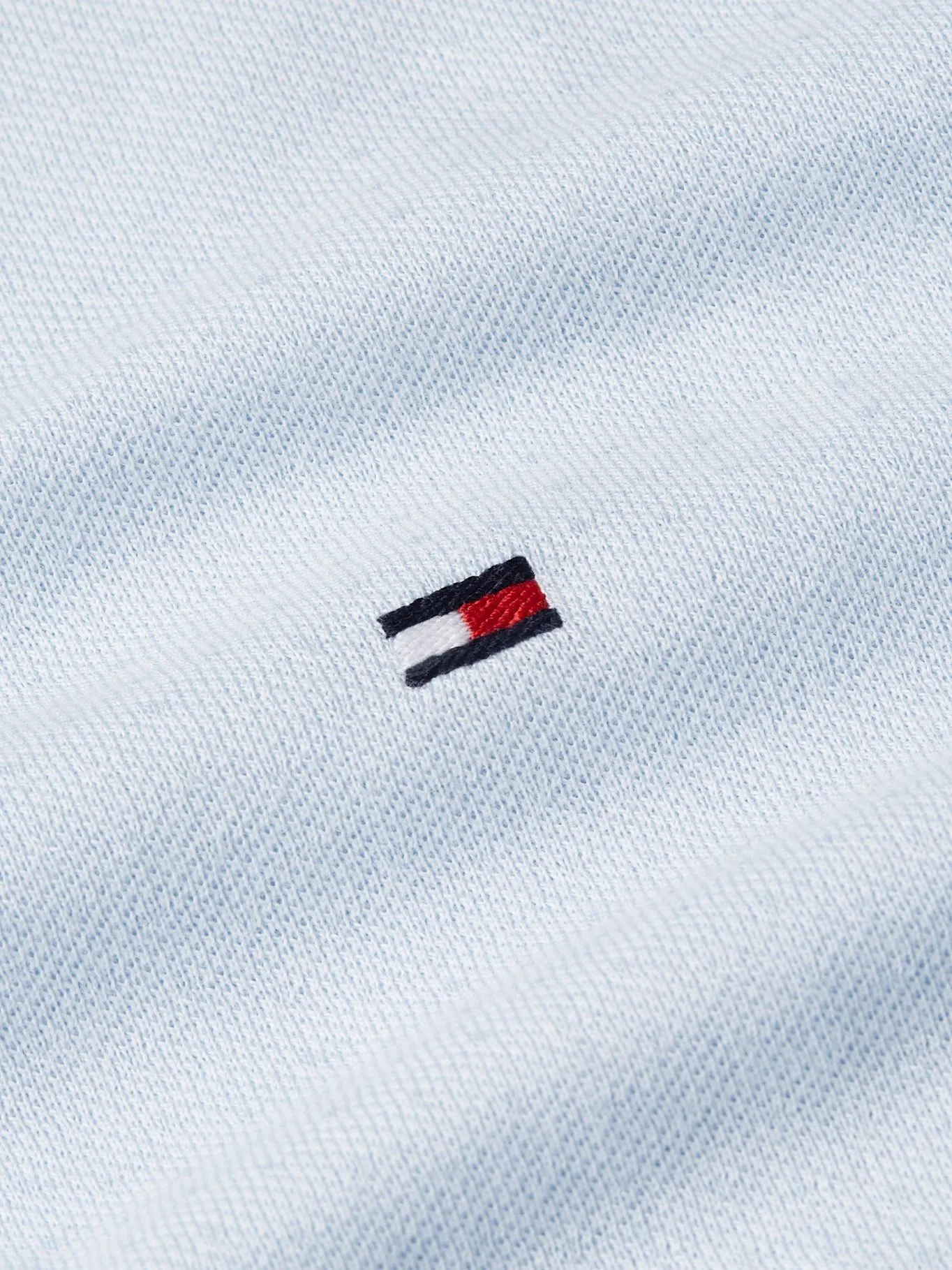 detail Tommy Hilfiger pánské světle modré polo tričko