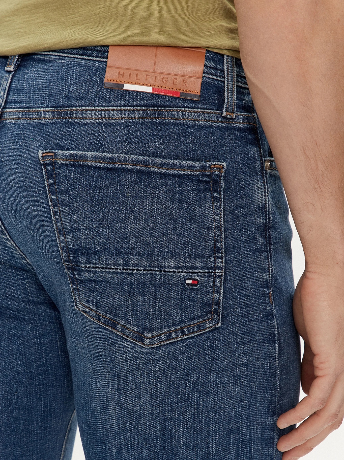 detail Tommy Hilfiger pánské modré džíny