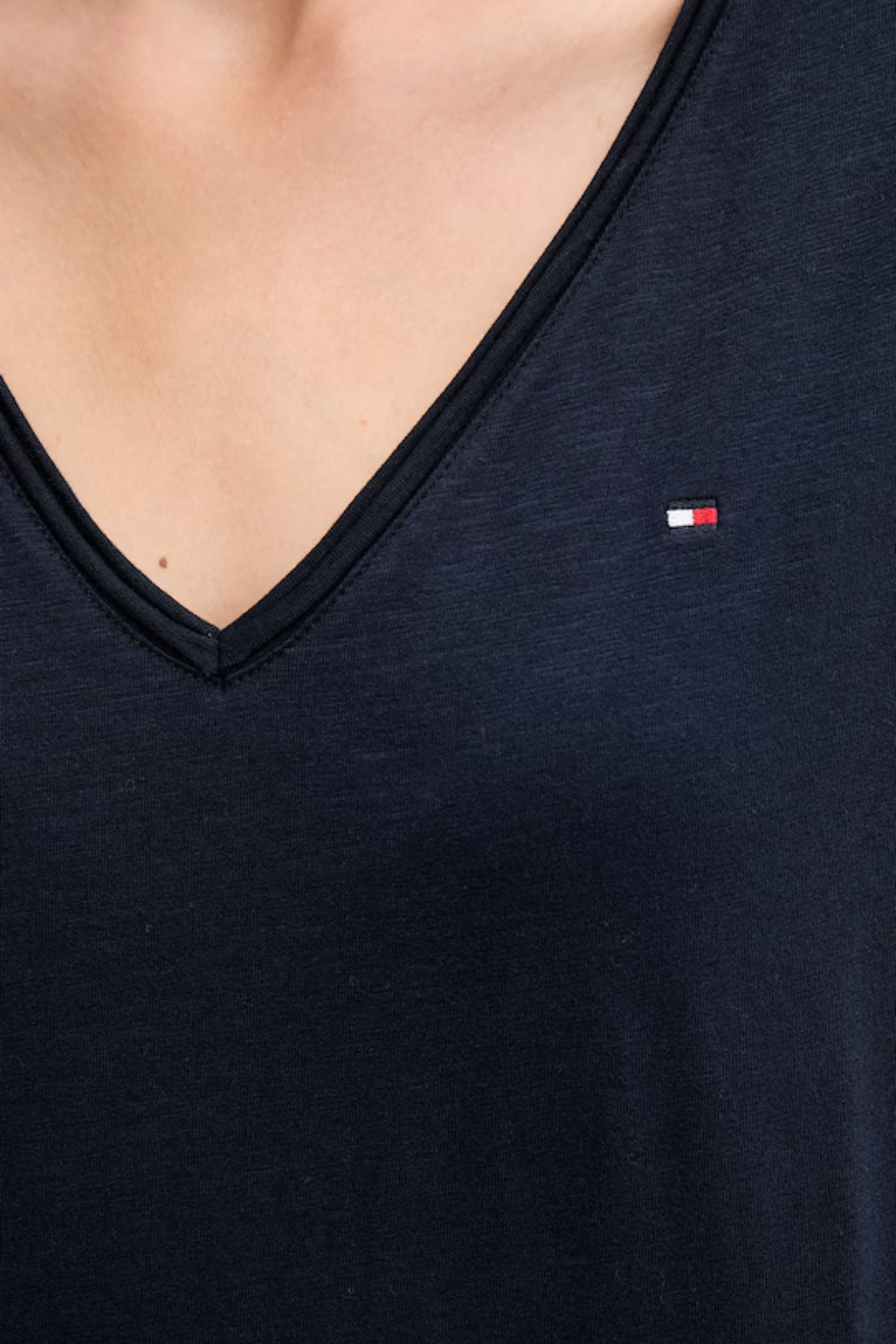 detail Tommy Hilfiger dámské basic triko