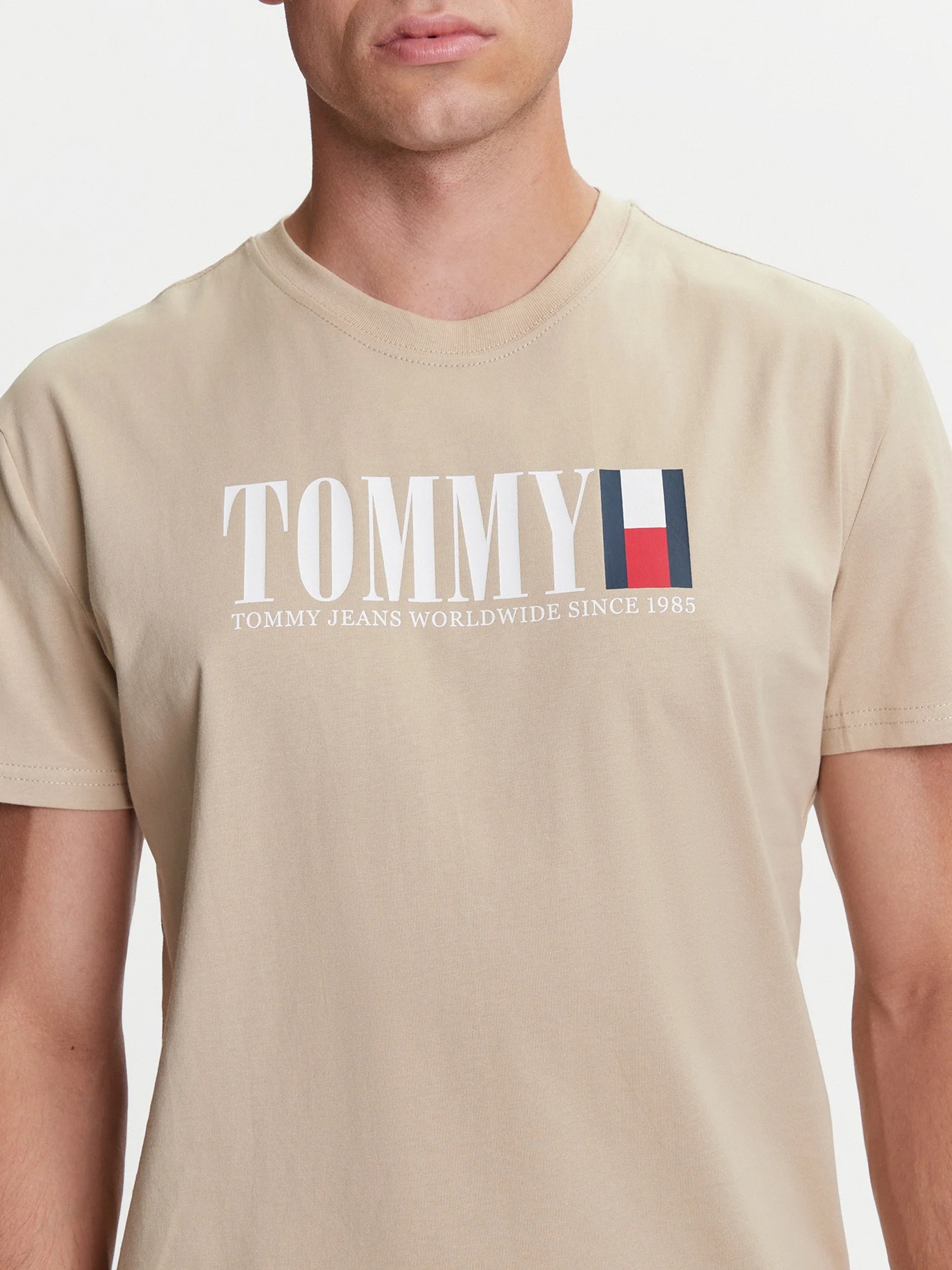 detail   Tommy Jeans pánské béžové tričko