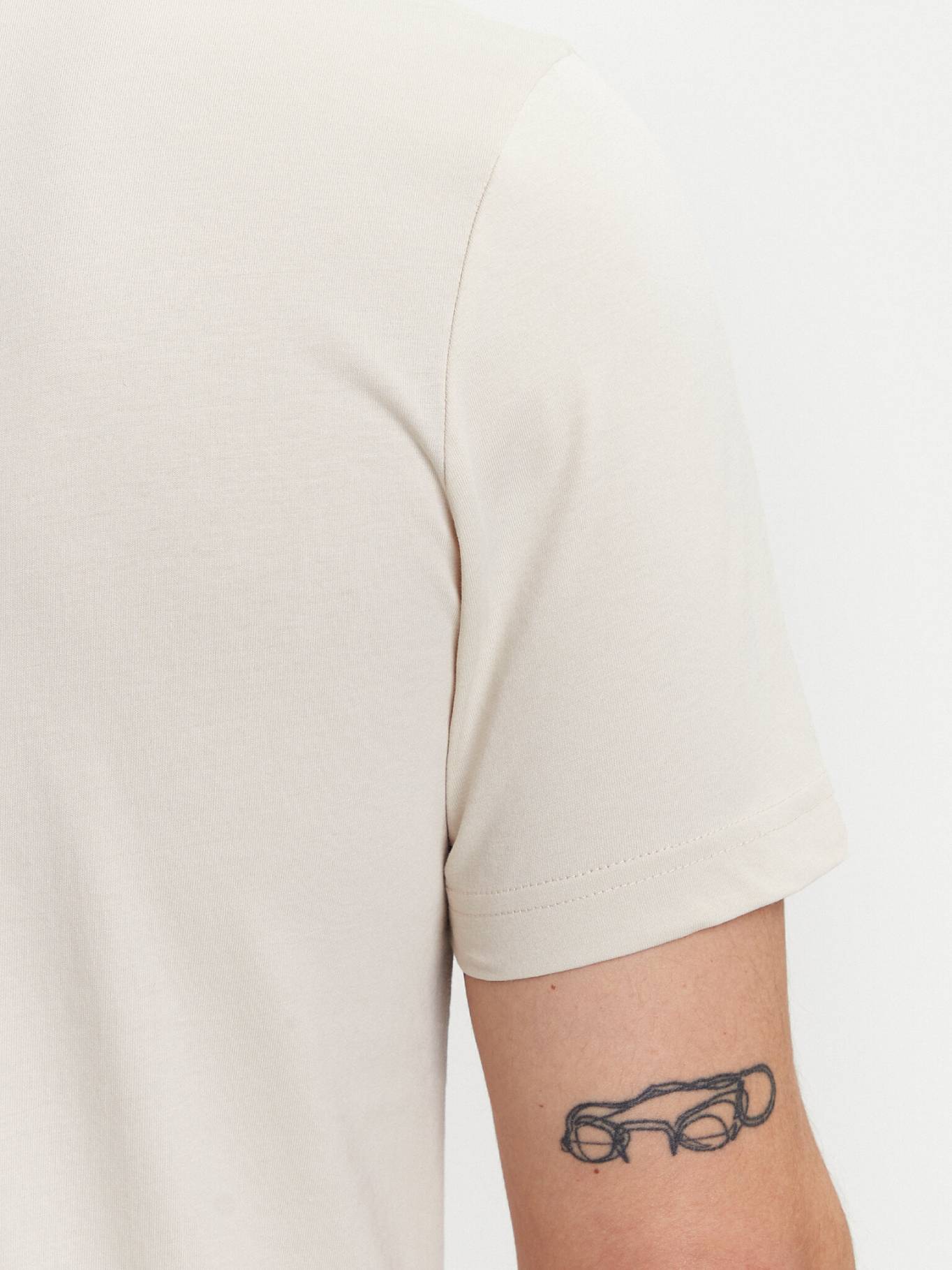 detail Tommy Hilfiger pánské béžové tričko Brand