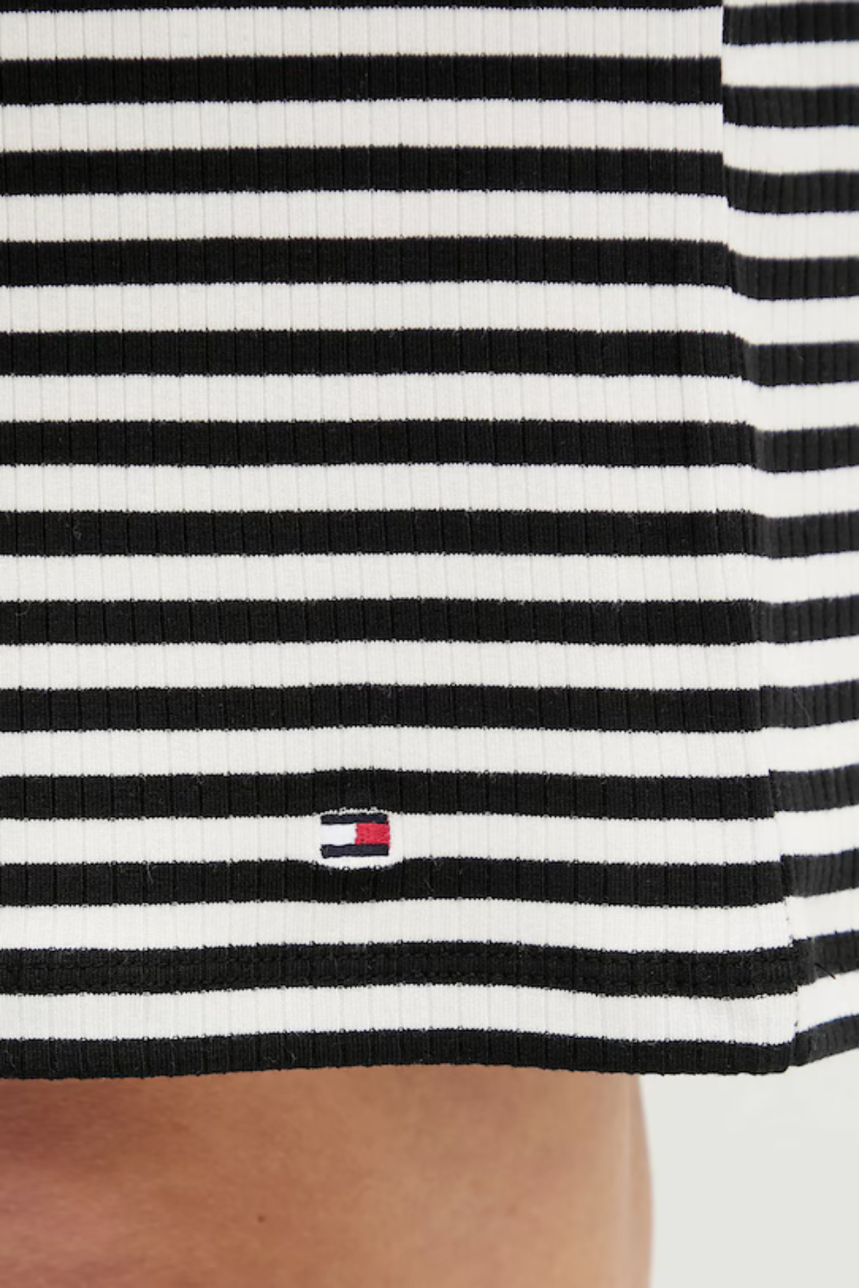 detail Tommy Hilfiger dámské pruhované šaty