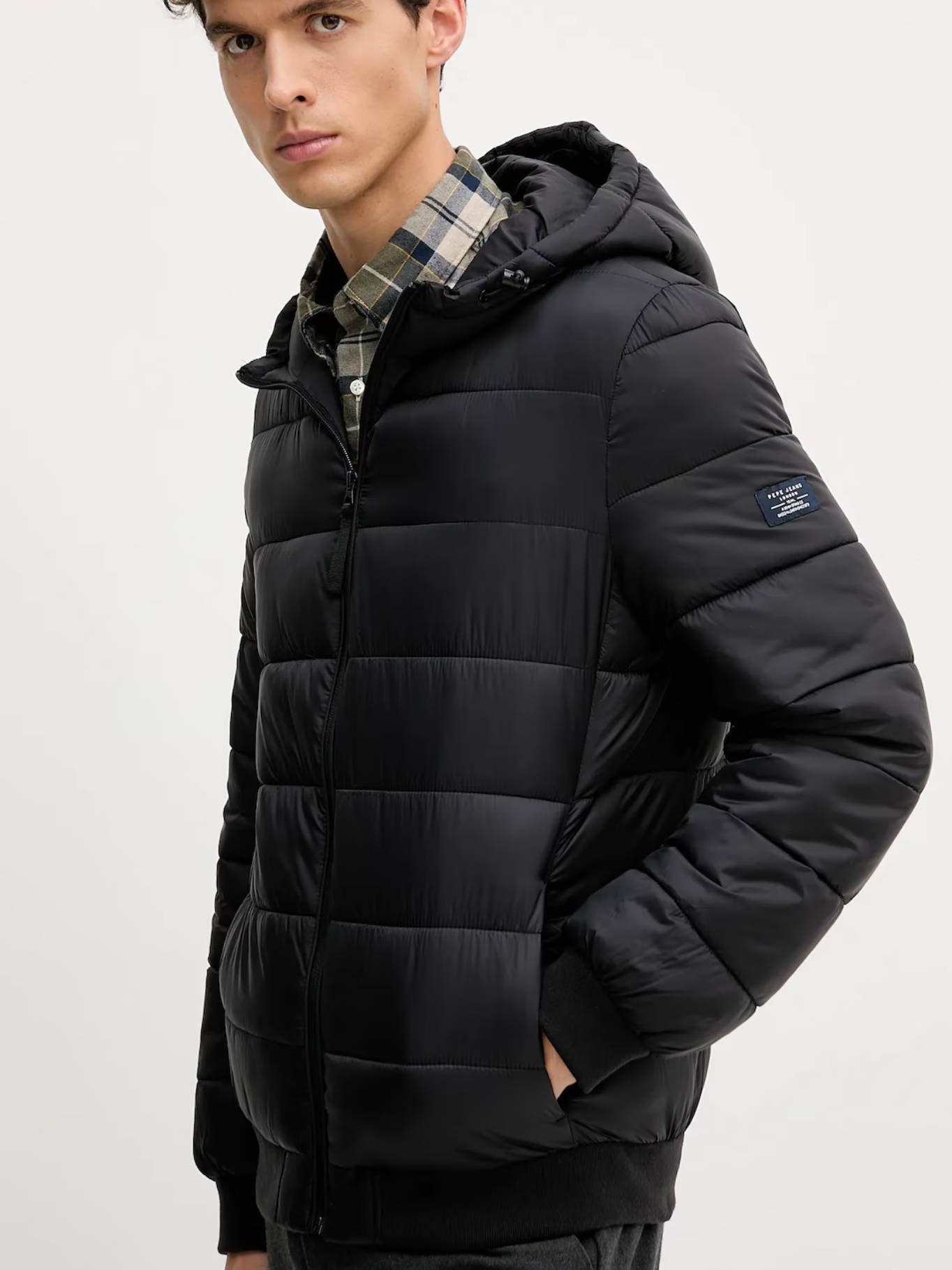 detail Pepe Jeans pánská černá bunda