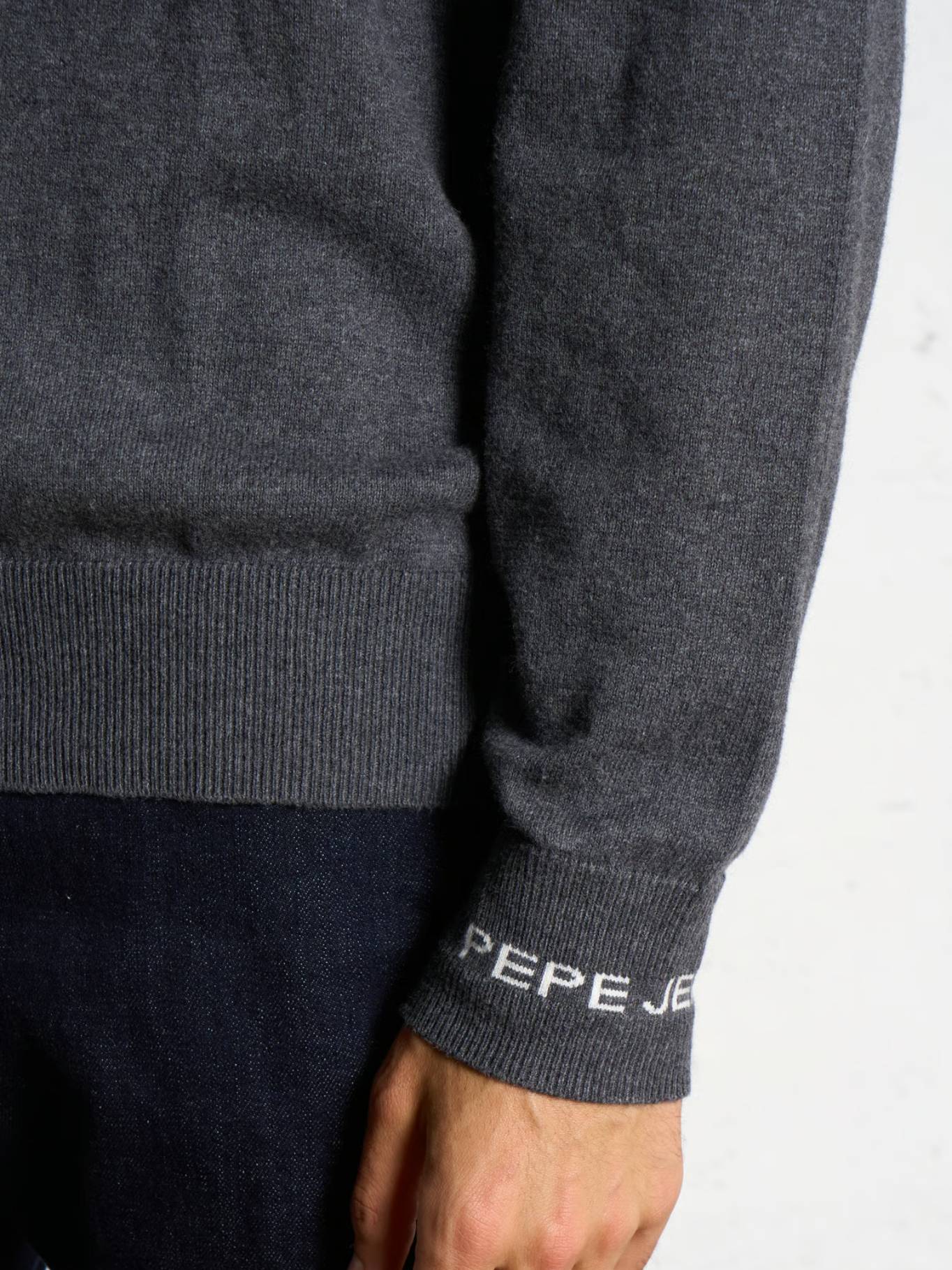 detail Pepe Jeans pánský šedý svetr.
