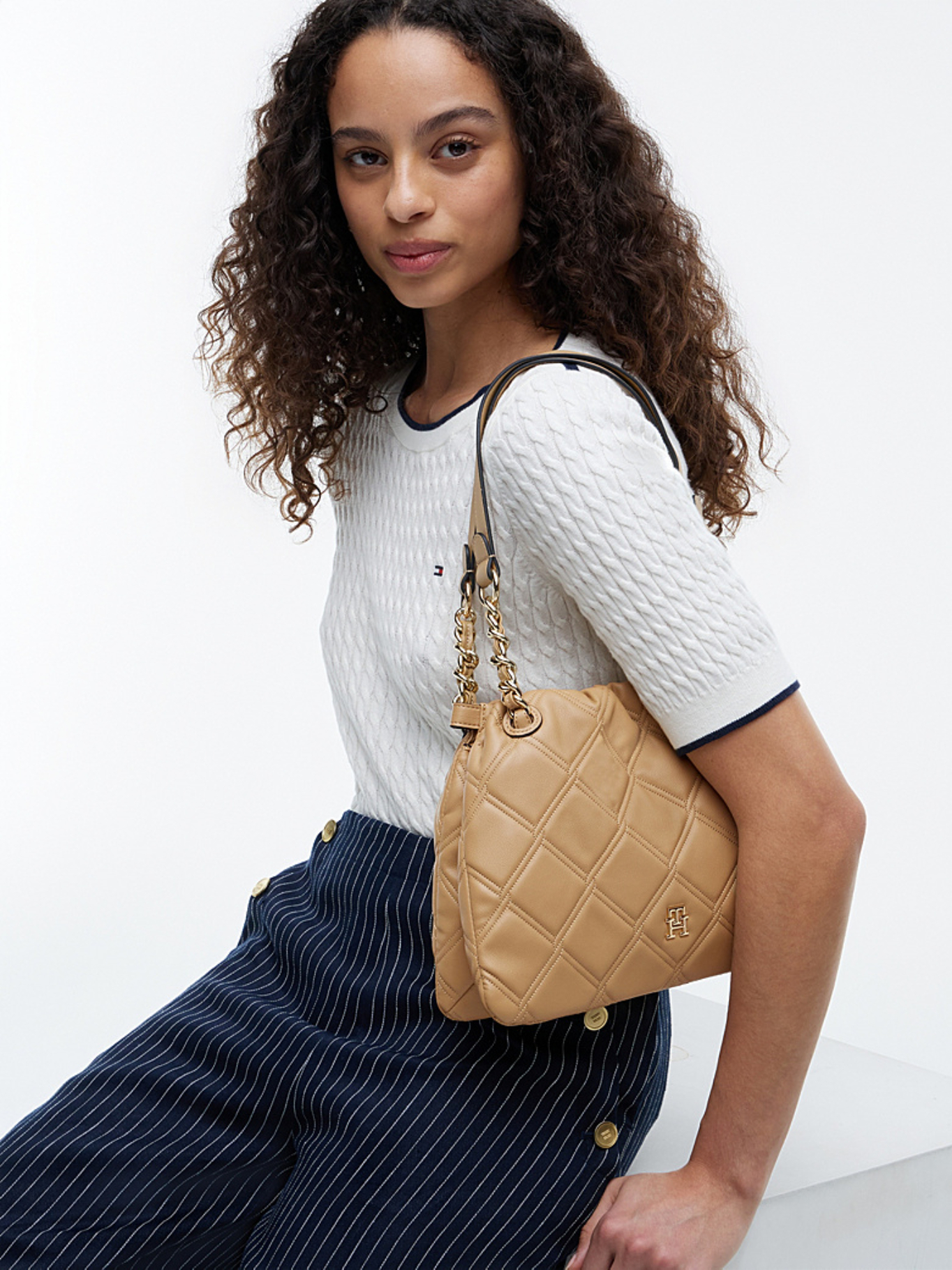 detail Tommy Hilfiger dámská hořčicová kabelka