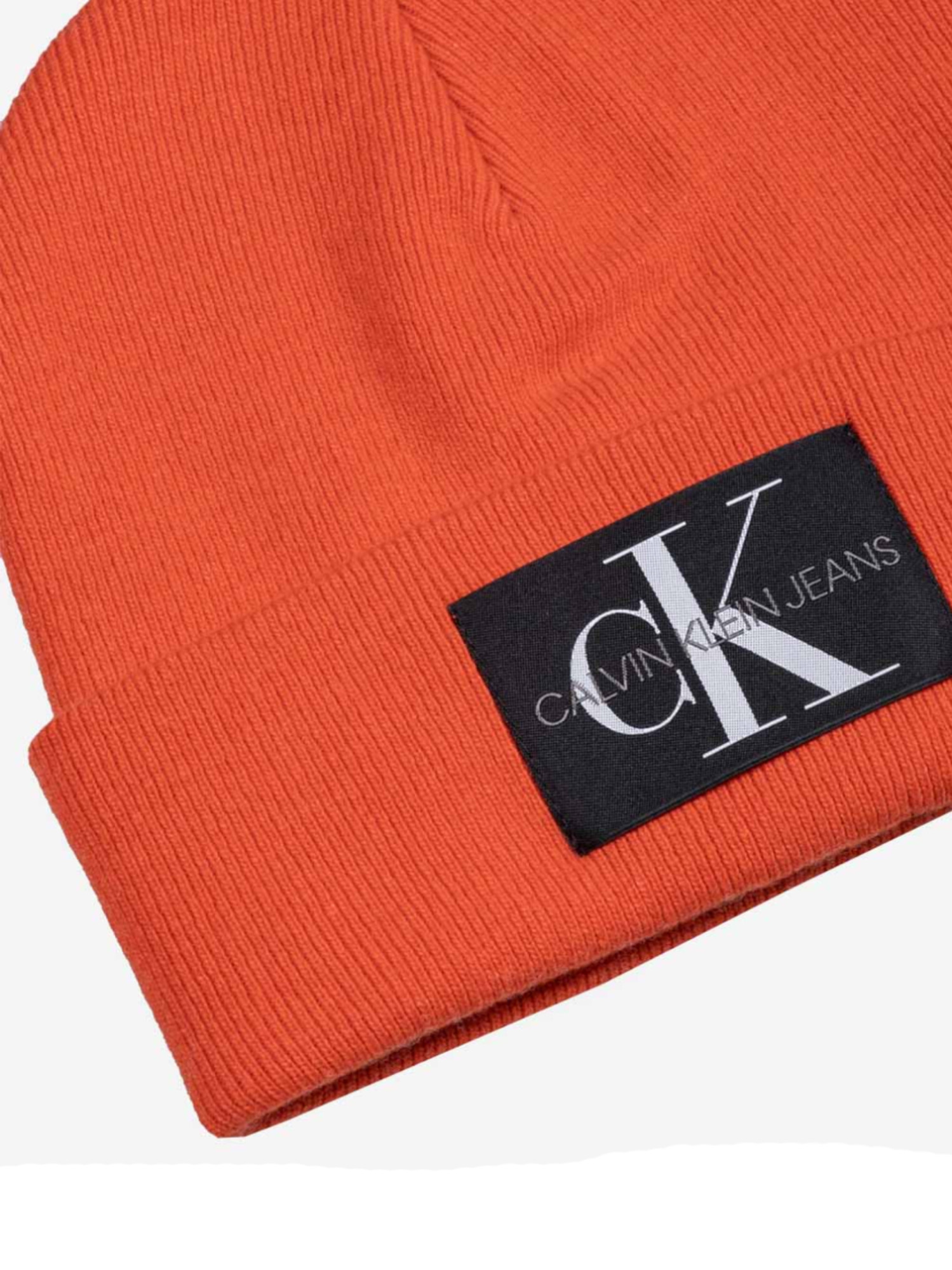 detail Calvin Klein pánská oranžová čepice