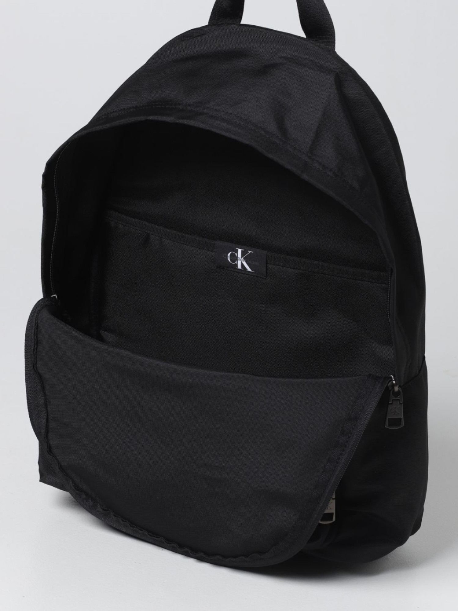 detail Calvin Klein pánský černý batoh