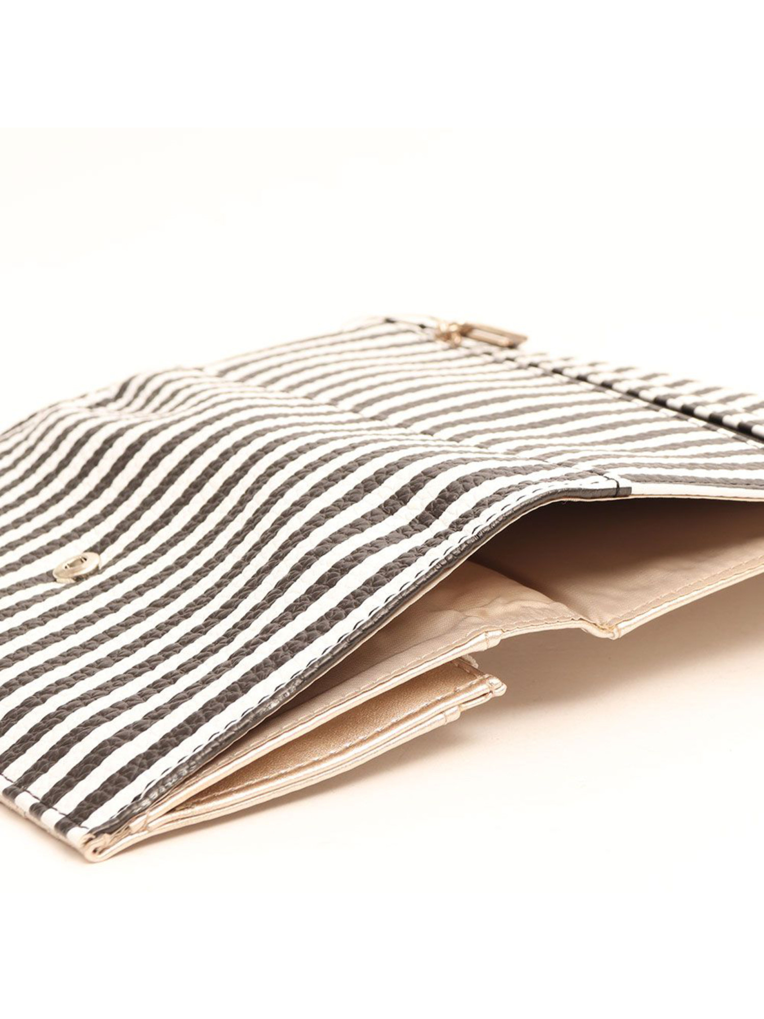 detail Guess dámská pruhovaná peněženka