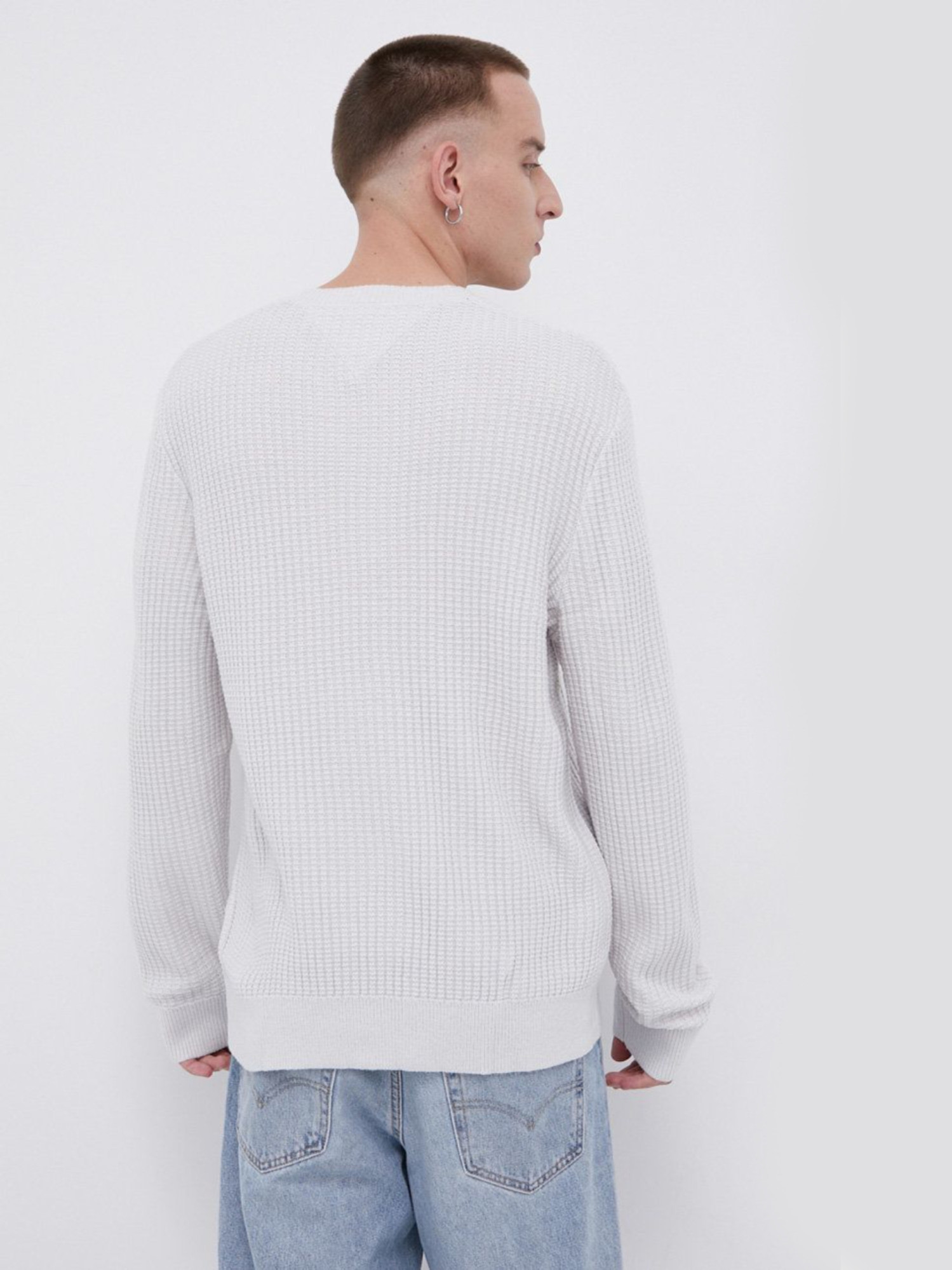 detail Tommy Jeans pánský světle šedý svetr