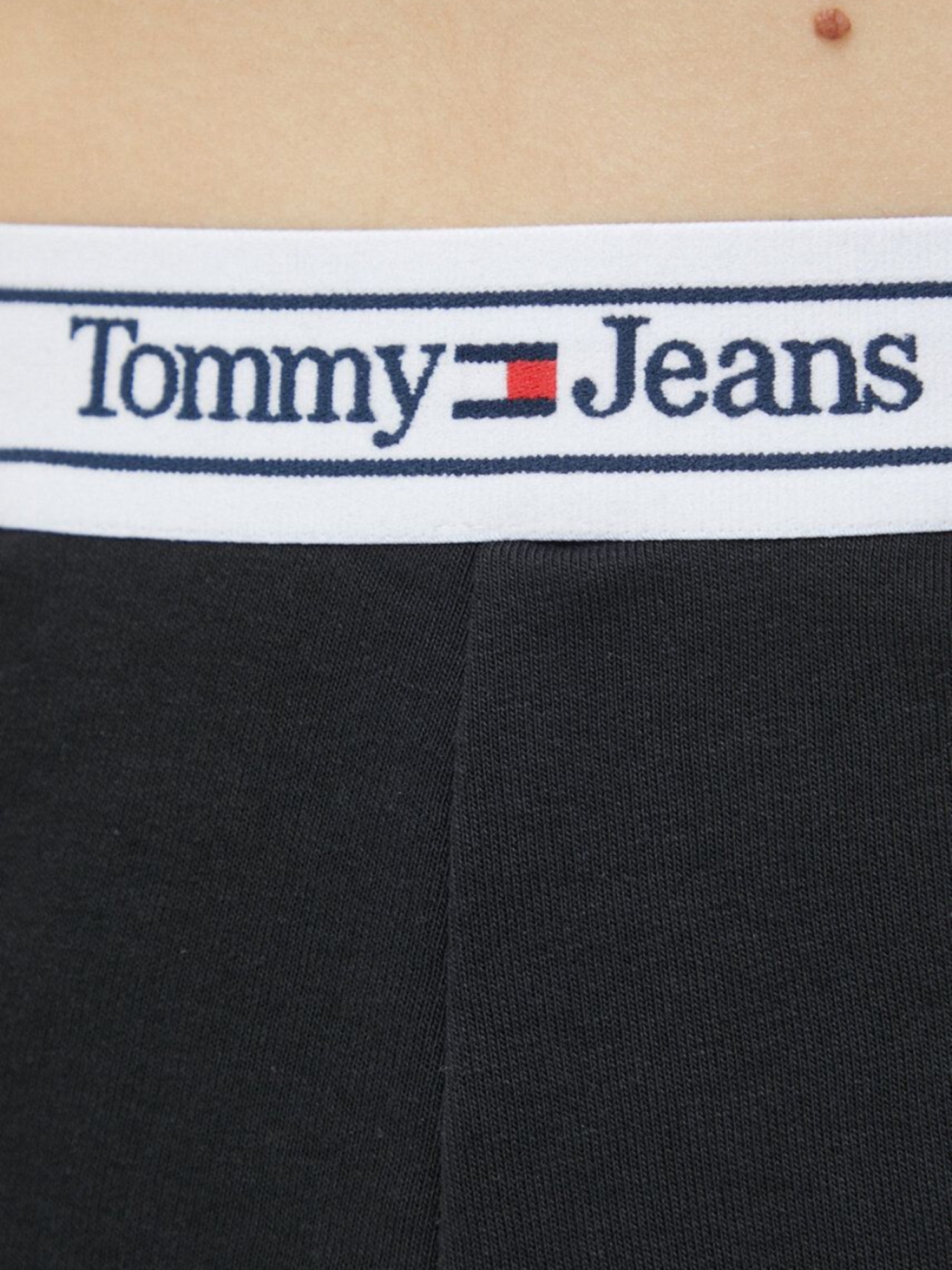 detail Tommy Jeans dámské černé šortky