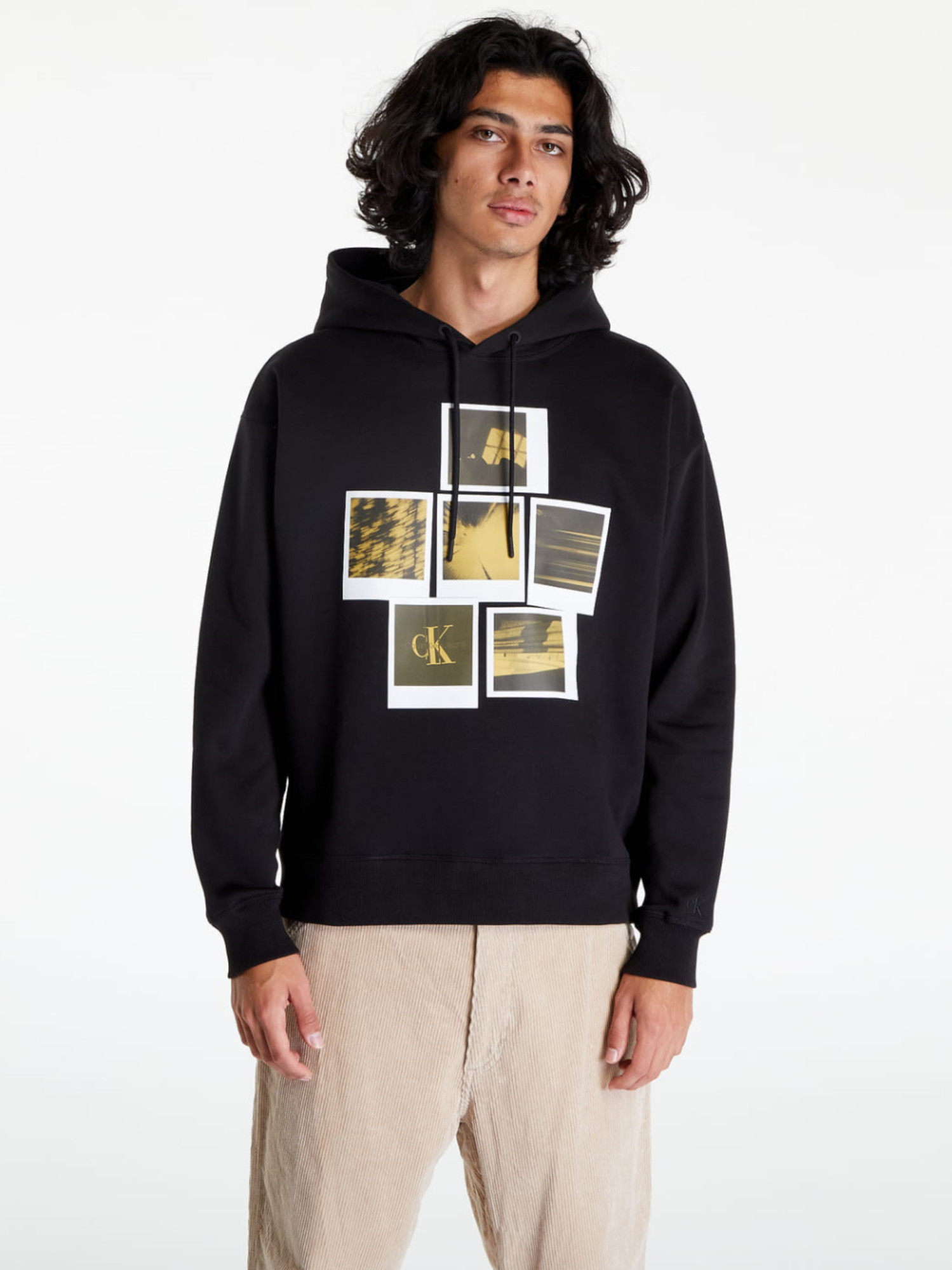 detail Calvin Klein pánská černá mikina Polaroid