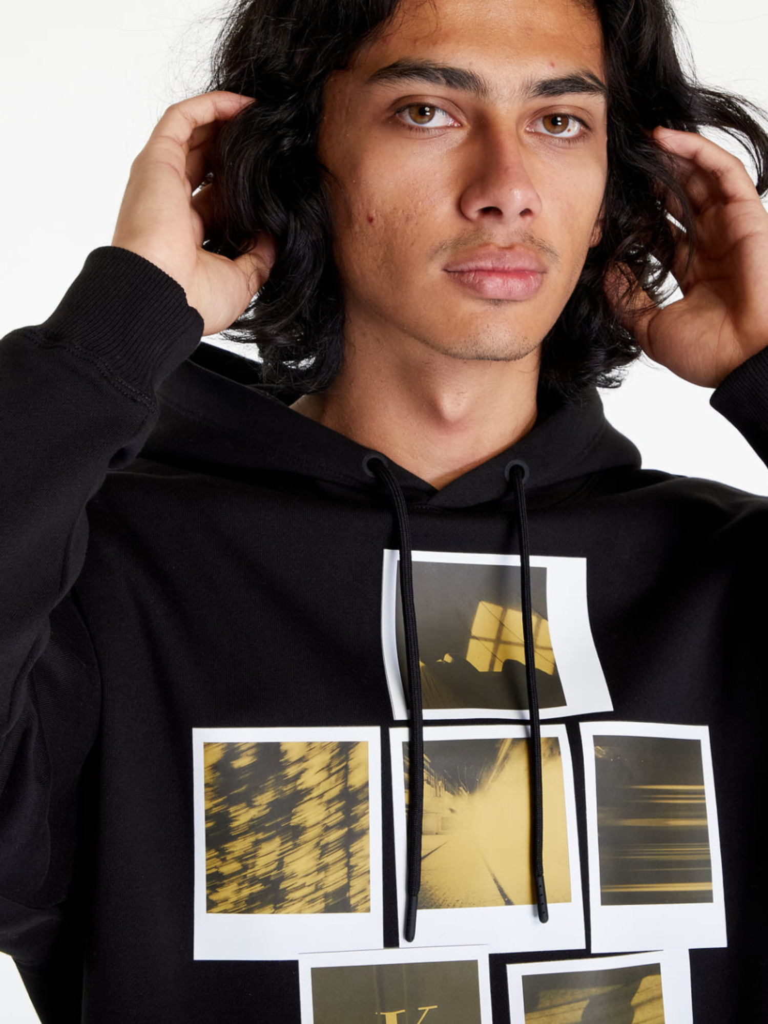 detail Calvin Klein pánská černá mikina Polaroid