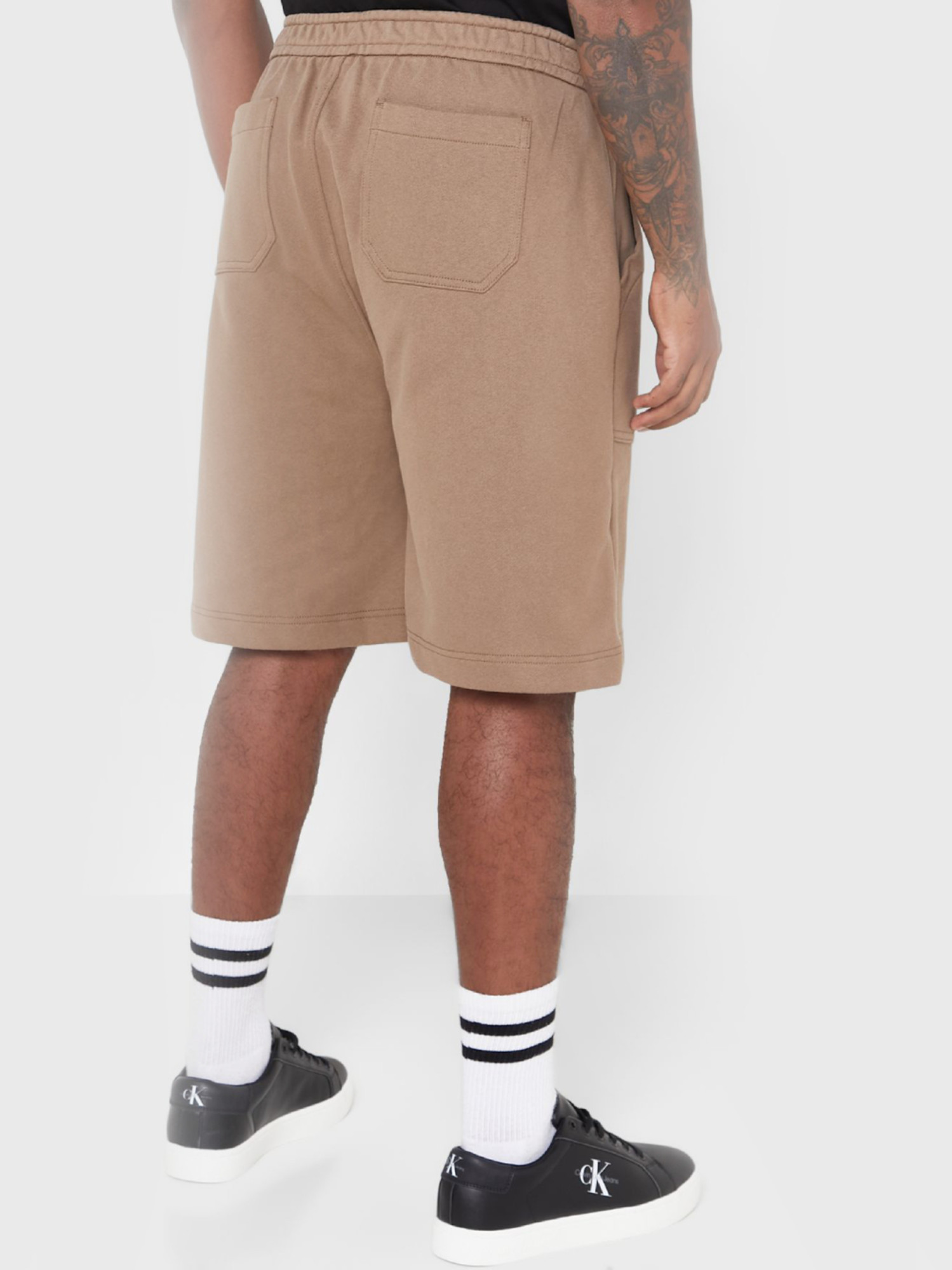 detail Calvin Klein pánské hnědé šortky