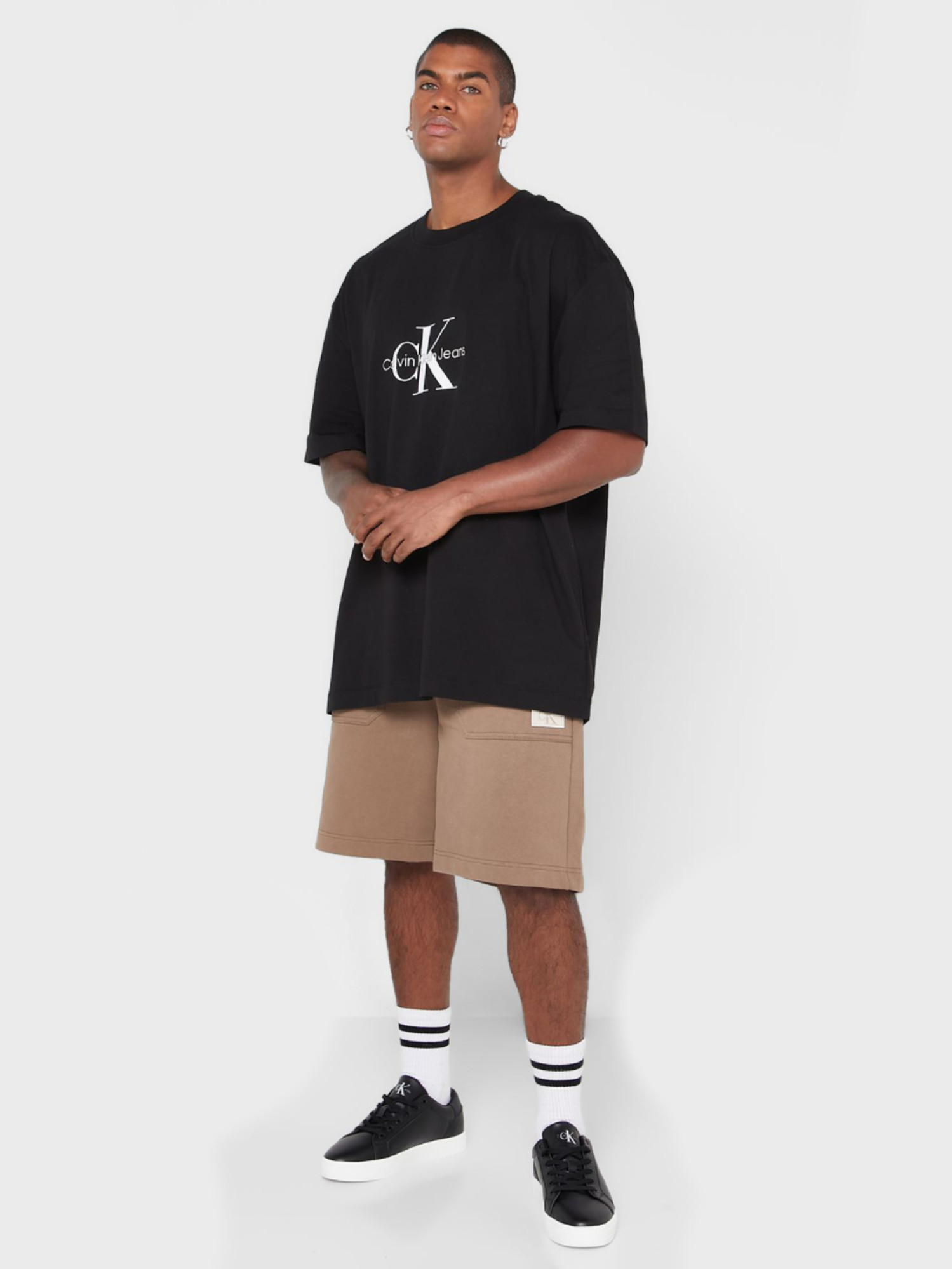 detail Calvin Klein pánské hnědé šortky