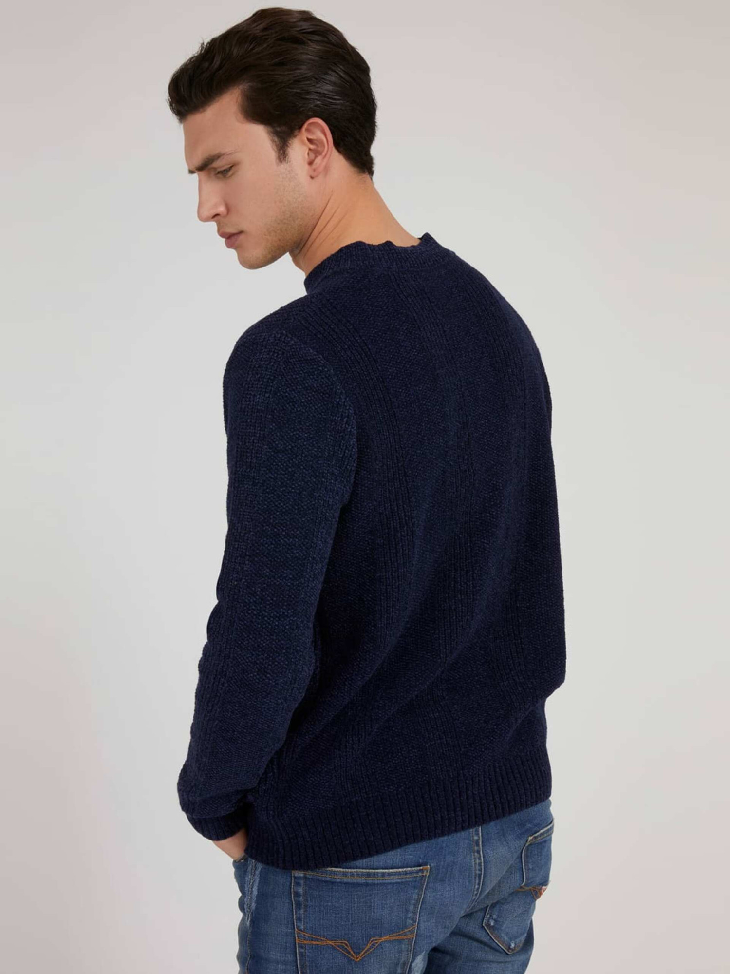 detail Guess pánský tmavě modrý svetr