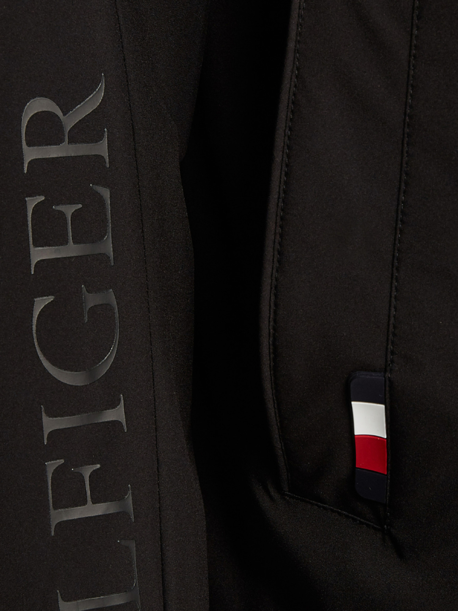 detail Tommy Hilfiger pánská černá bunda