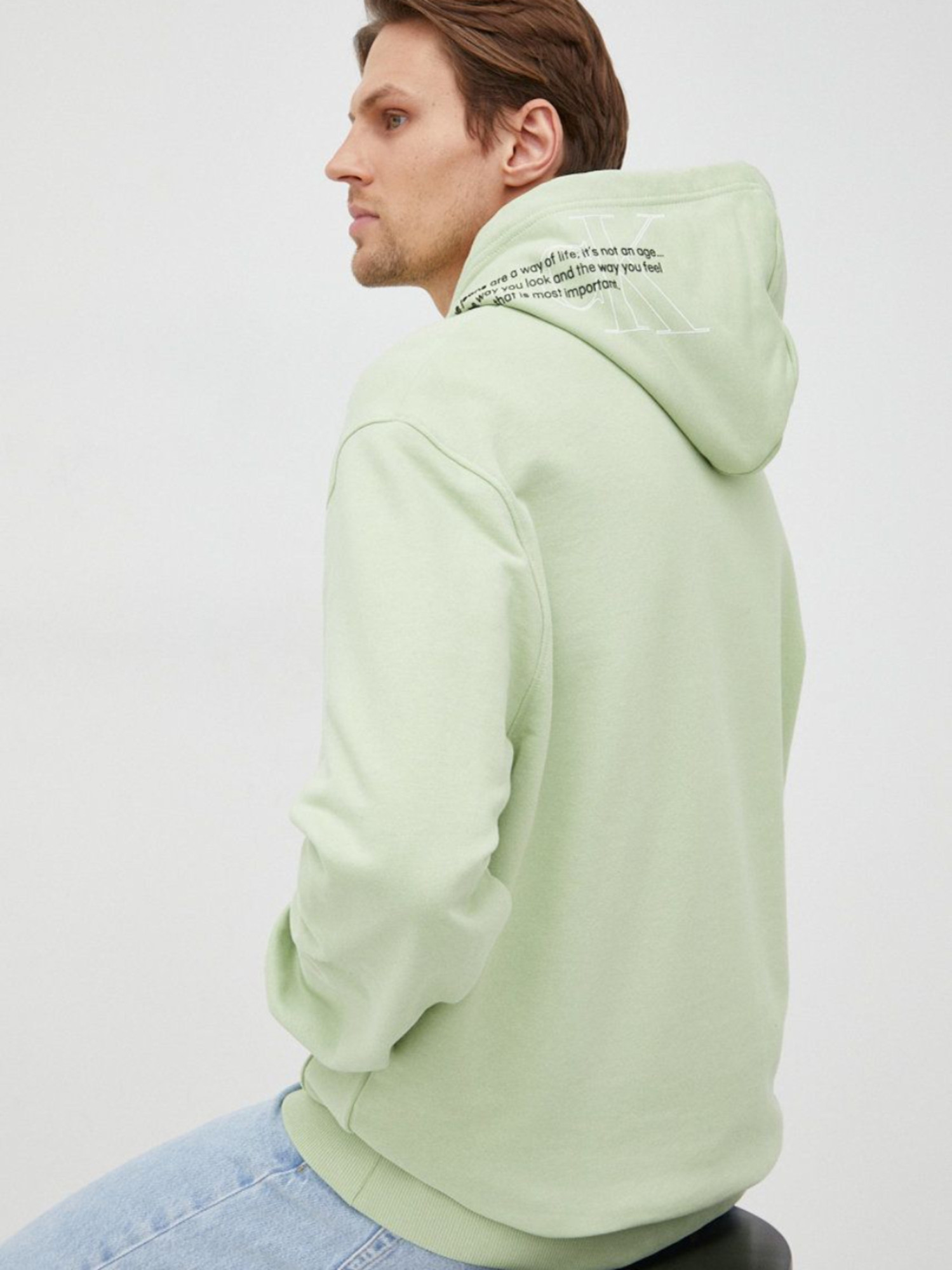 detail Calvin Klein pánská světle zelená mikina.