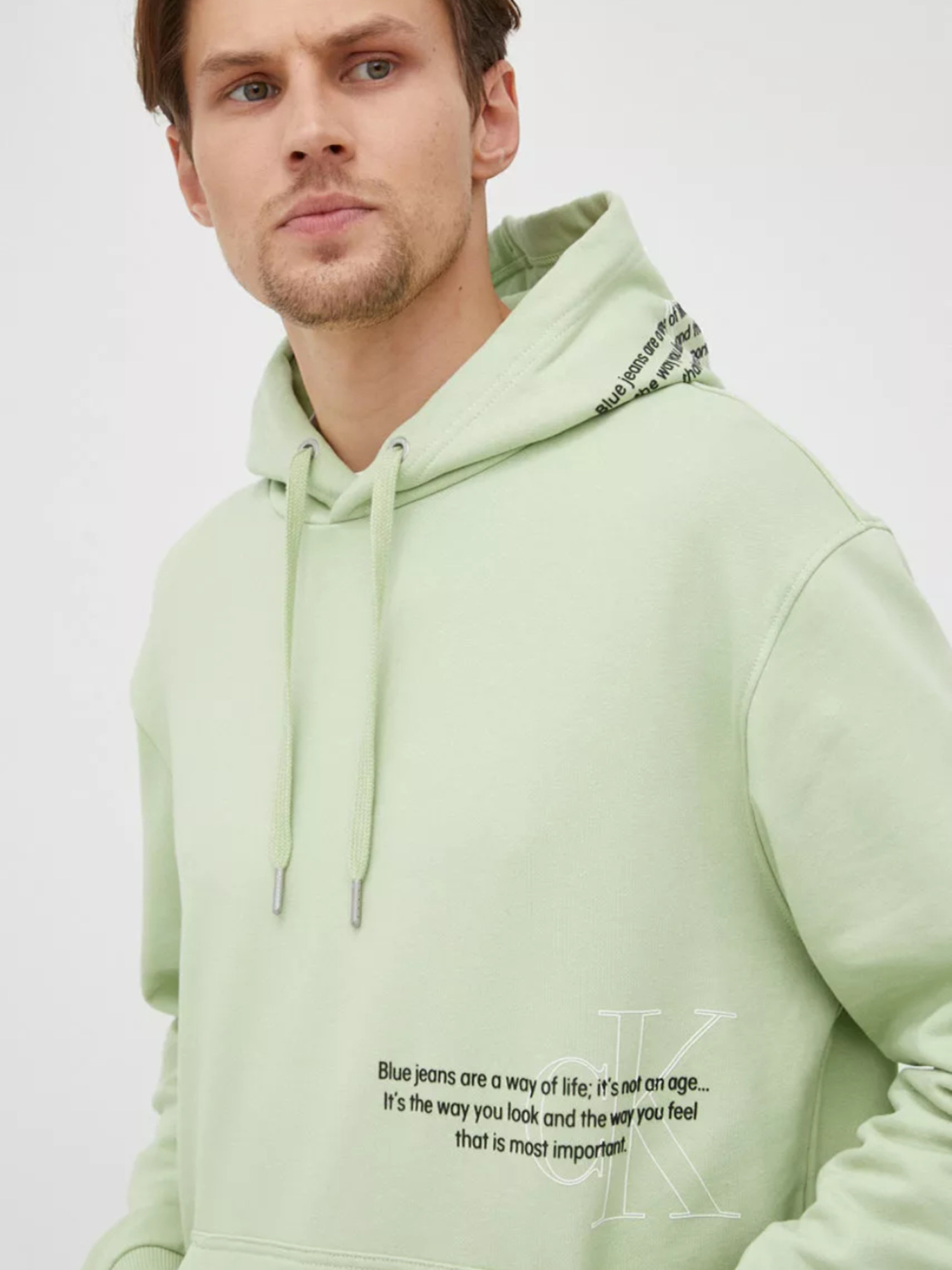 detail Calvin Klein pánská světle zelená mikina.
