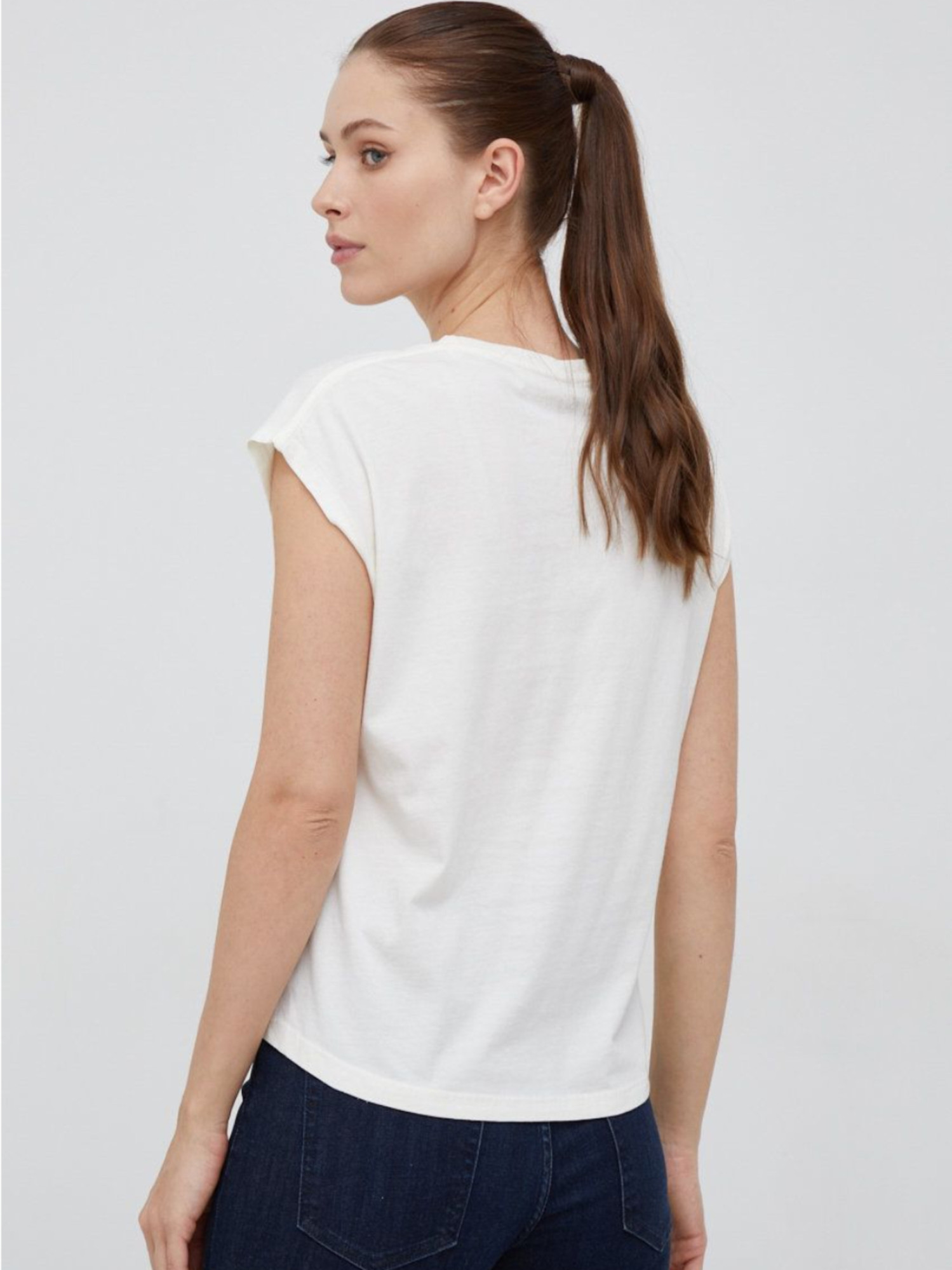 detail Pepe Jeans dámské krémové tričko