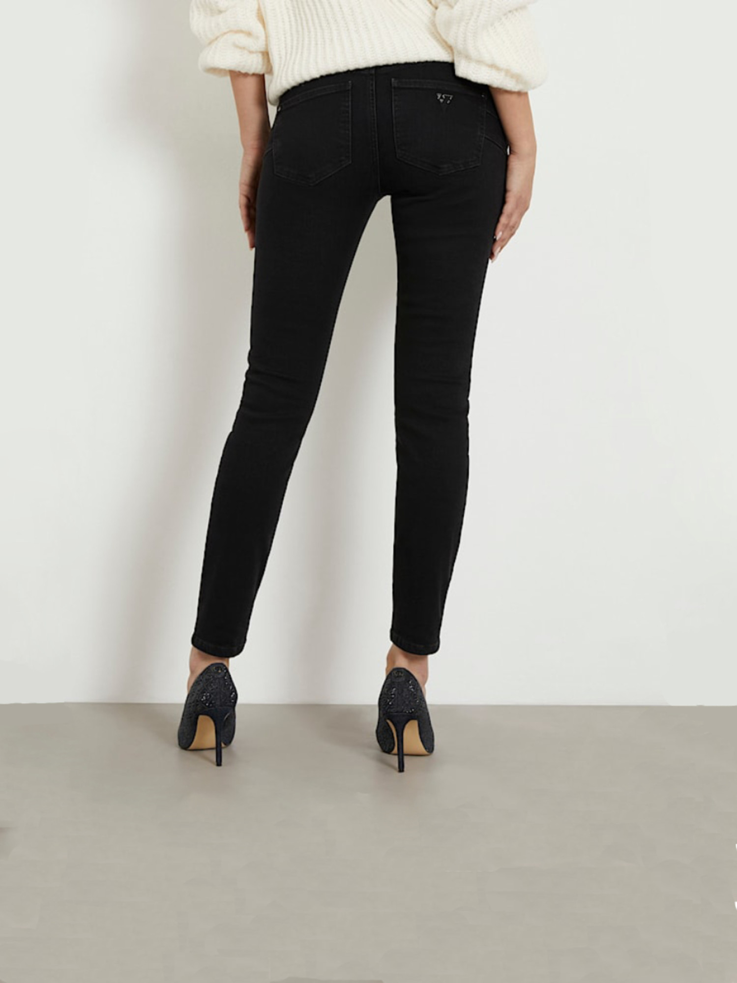 detail Guess dámské černé džíny