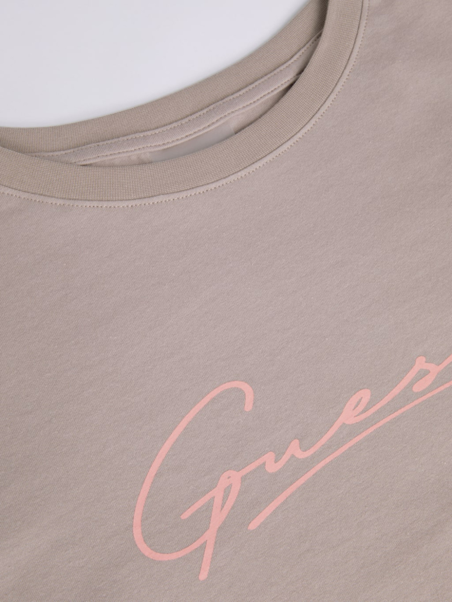 detail Guess dámské starorůžové tričko