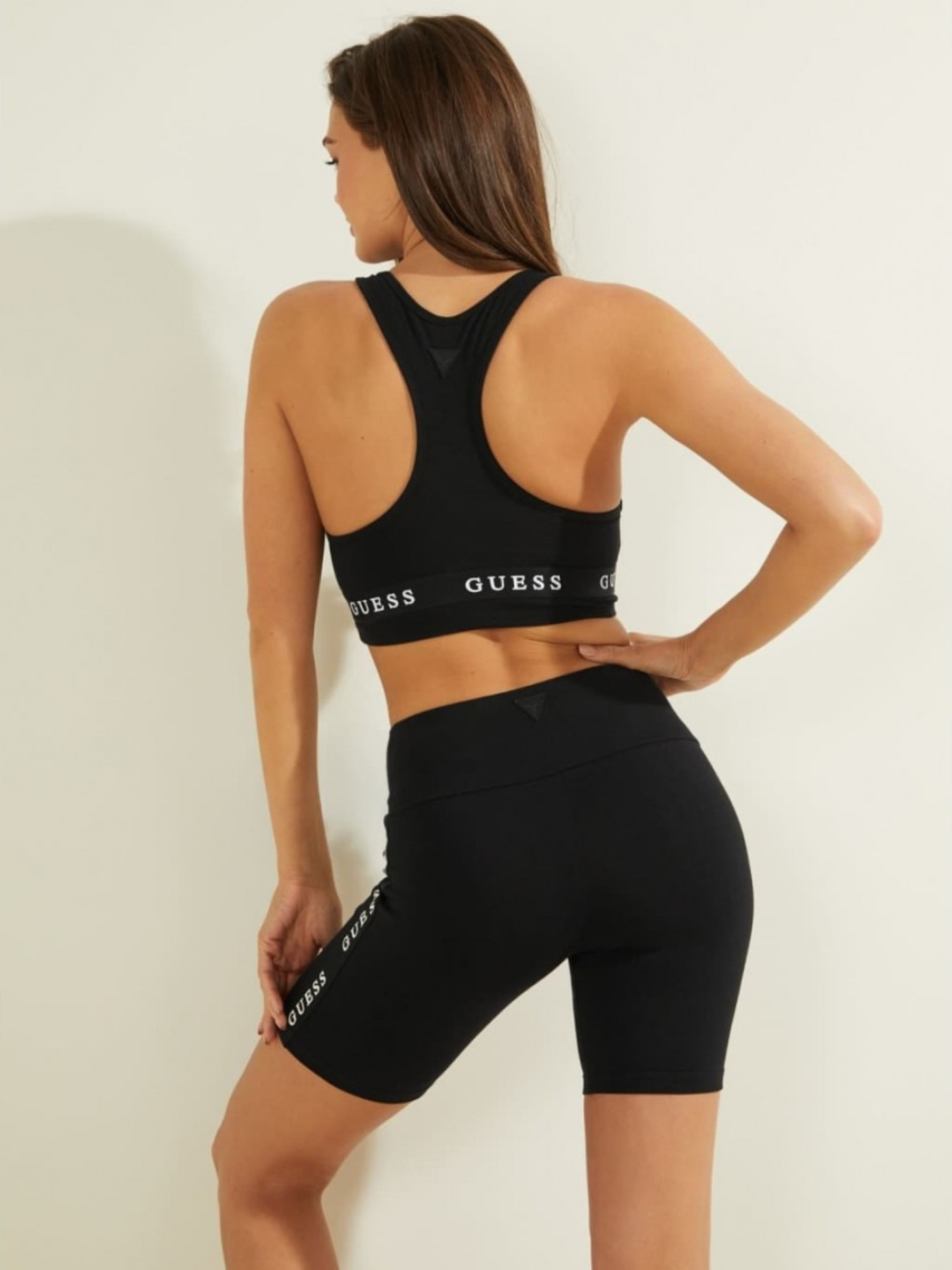 detail Guess dámský černý top