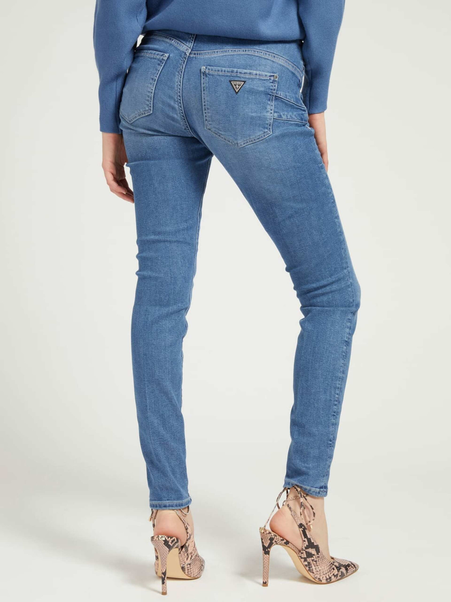 detail Guess dámské modré džíny