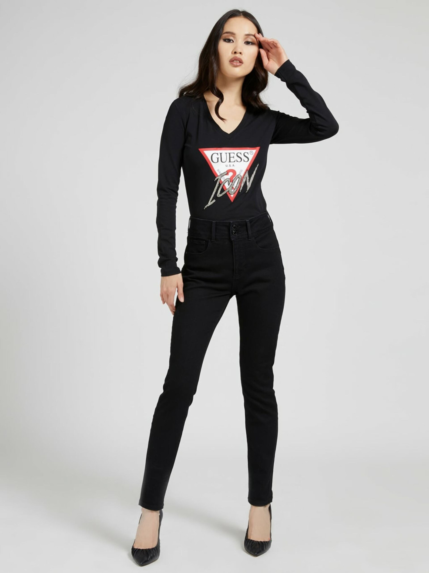 detail Guess dámské černé tričko.