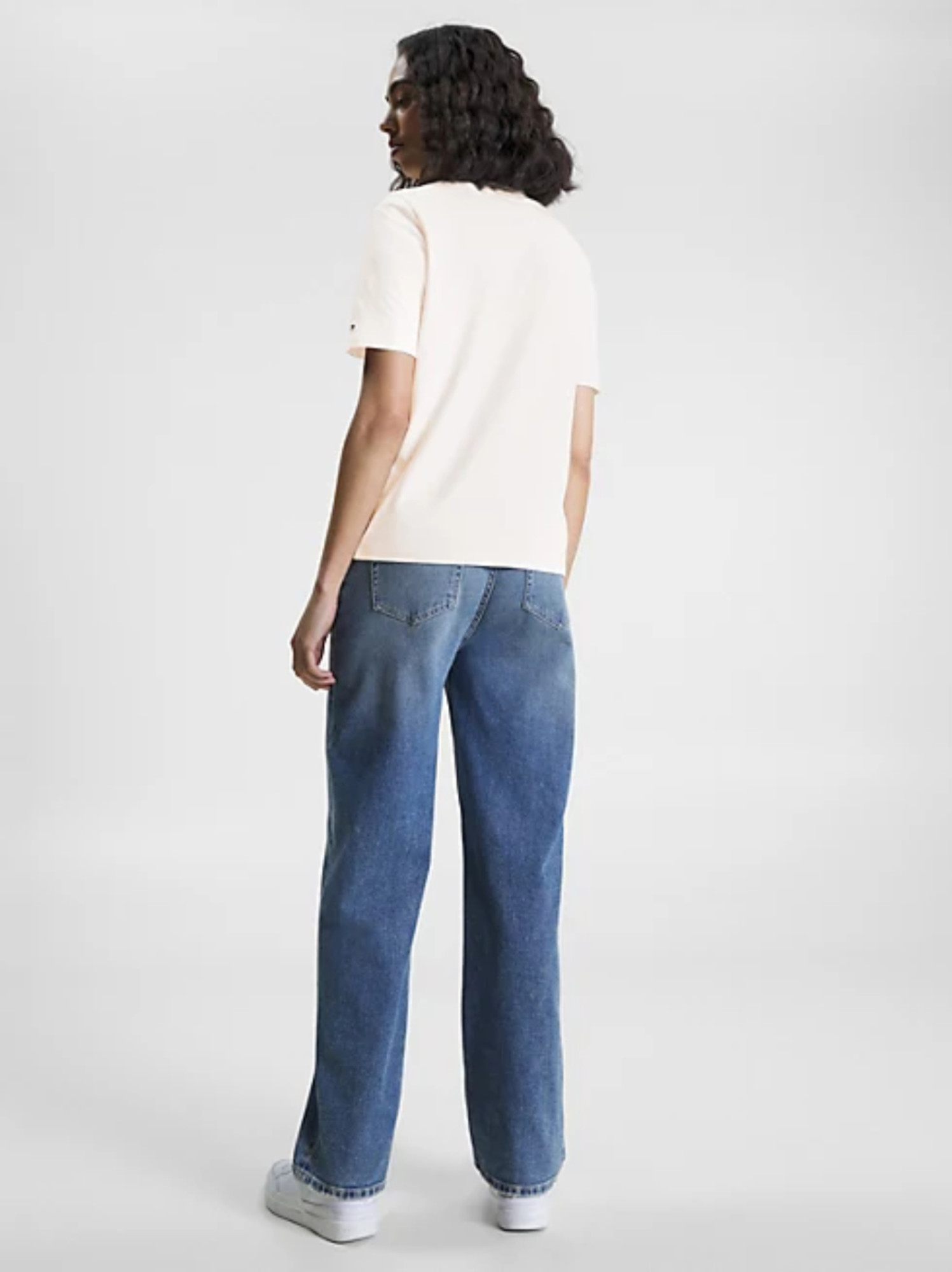 detail Tommy Hilfiger dámské krémové tričko