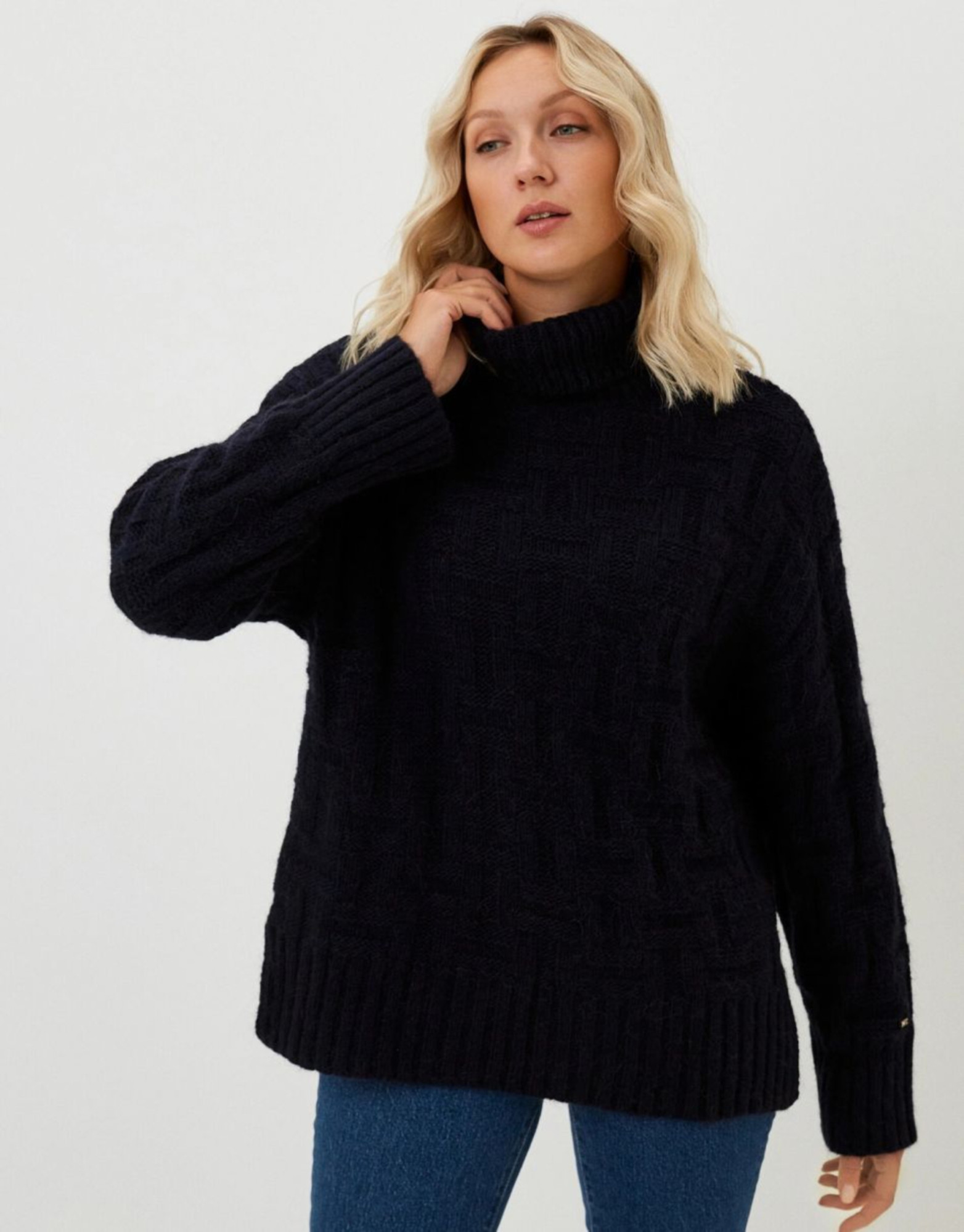detail Tommy Hilfiger dámský tmavě modrý rolákový svetr