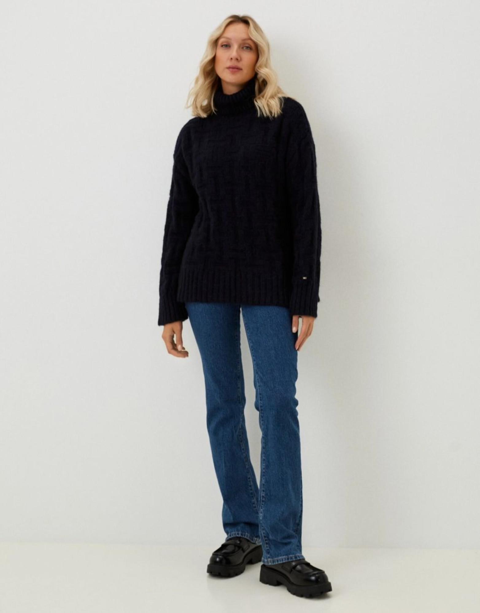 detail Tommy Hilfiger dámský tmavě modrý rolákový svetr