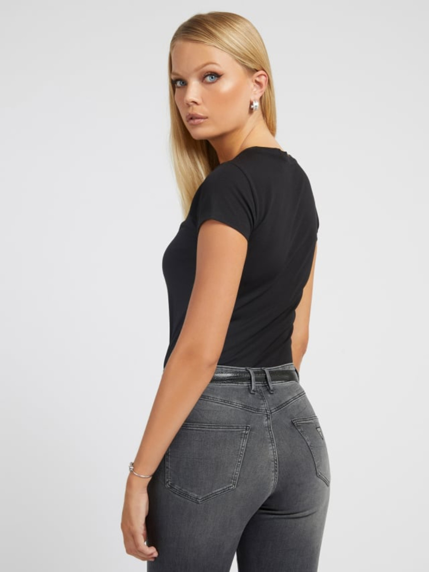 detail Guess dámské černé tričko